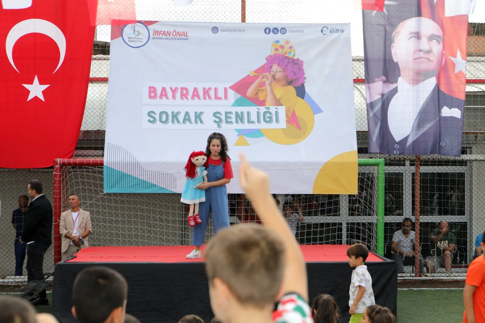 Bayraklı Belediyesi, Gümüşpala Mahallesi Pazar Yeri halı sahasında düzenlediği Mahalle Şenliği ile çocuklar ve ailelerine unutulmaz bir gün sundu. 