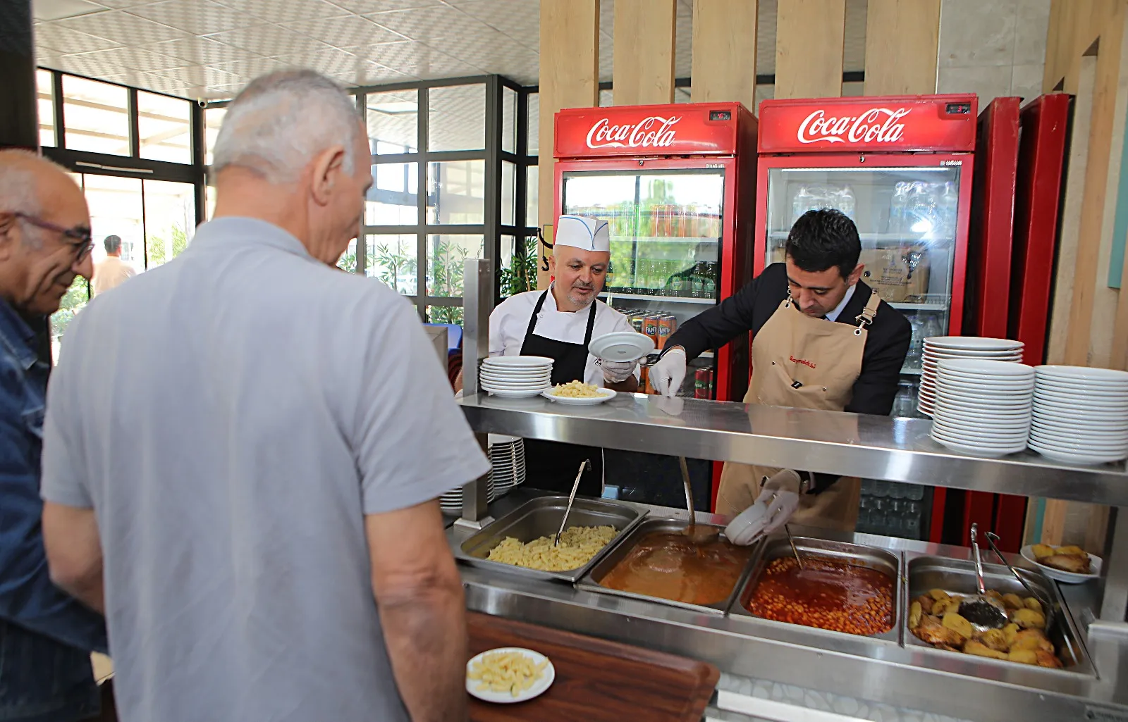 Bayraklı Belediyesi, kent lokantalarında başlattığı "Askıda Yemek" uygulamasıyla ihtiyaç sahiplerine destek olmayı sürdürüyor.