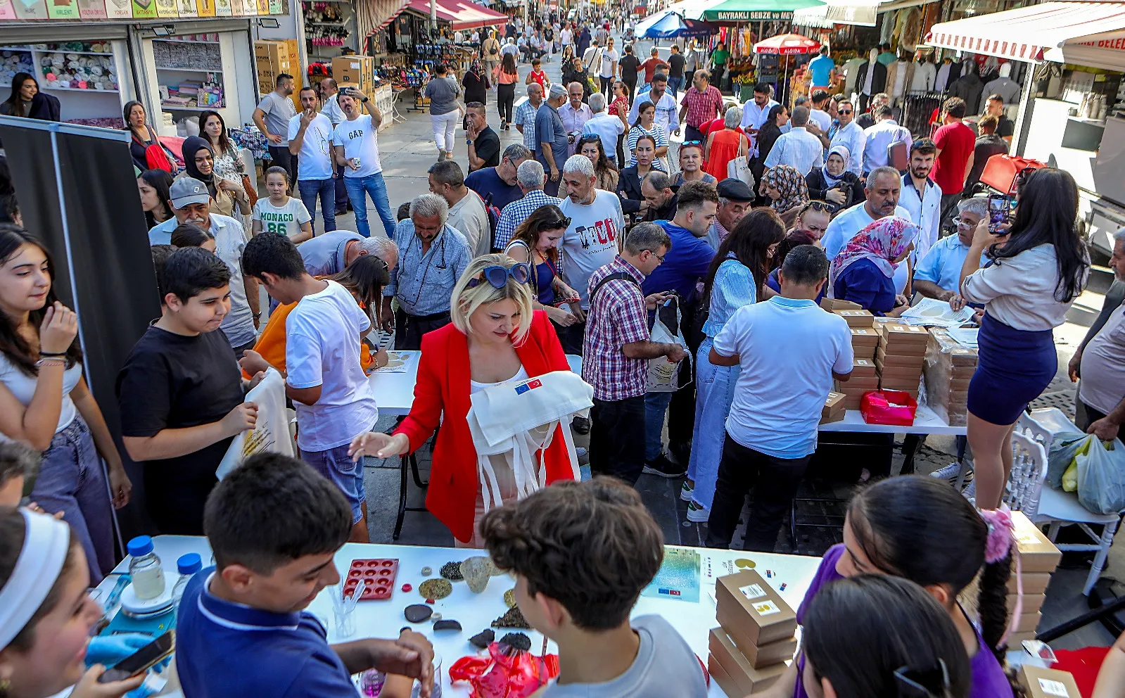 Bayraklı Belediyesi, AB destekli "BiomaterialKIT" projesi kapsamında doğa dostu biyomalzeme ürünlerini tanıttığı sokak etkinliği düzenledi.