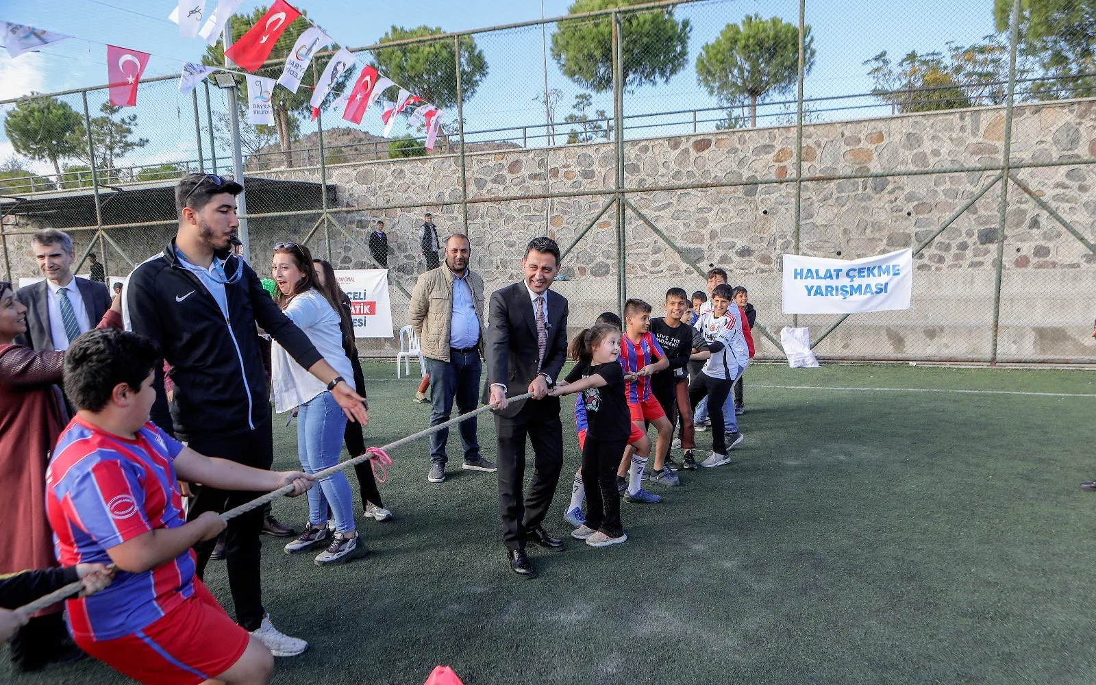 Bayraklı Belediyesi'nin düzenlediği Mahalle Şenliği, Cengizhan Mahallesi'ndeki Ekrem Akurgal Parkı'nda çocuklar ve ailelere unutulmaz anlar yaşattı.