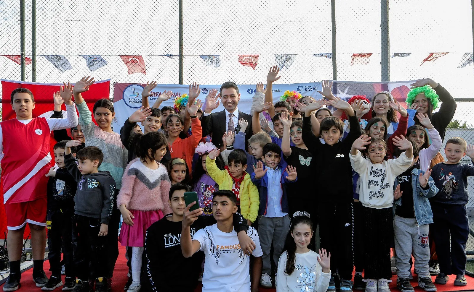 Bayraklı Belediyesi'nin düzenlediği Mahalle Şenliği, Cengizhan Mahallesi'ndeki Ekrem Akurgal Parkı'nda çocuklar ve ailelere unutulmaz anlar yaşattı.