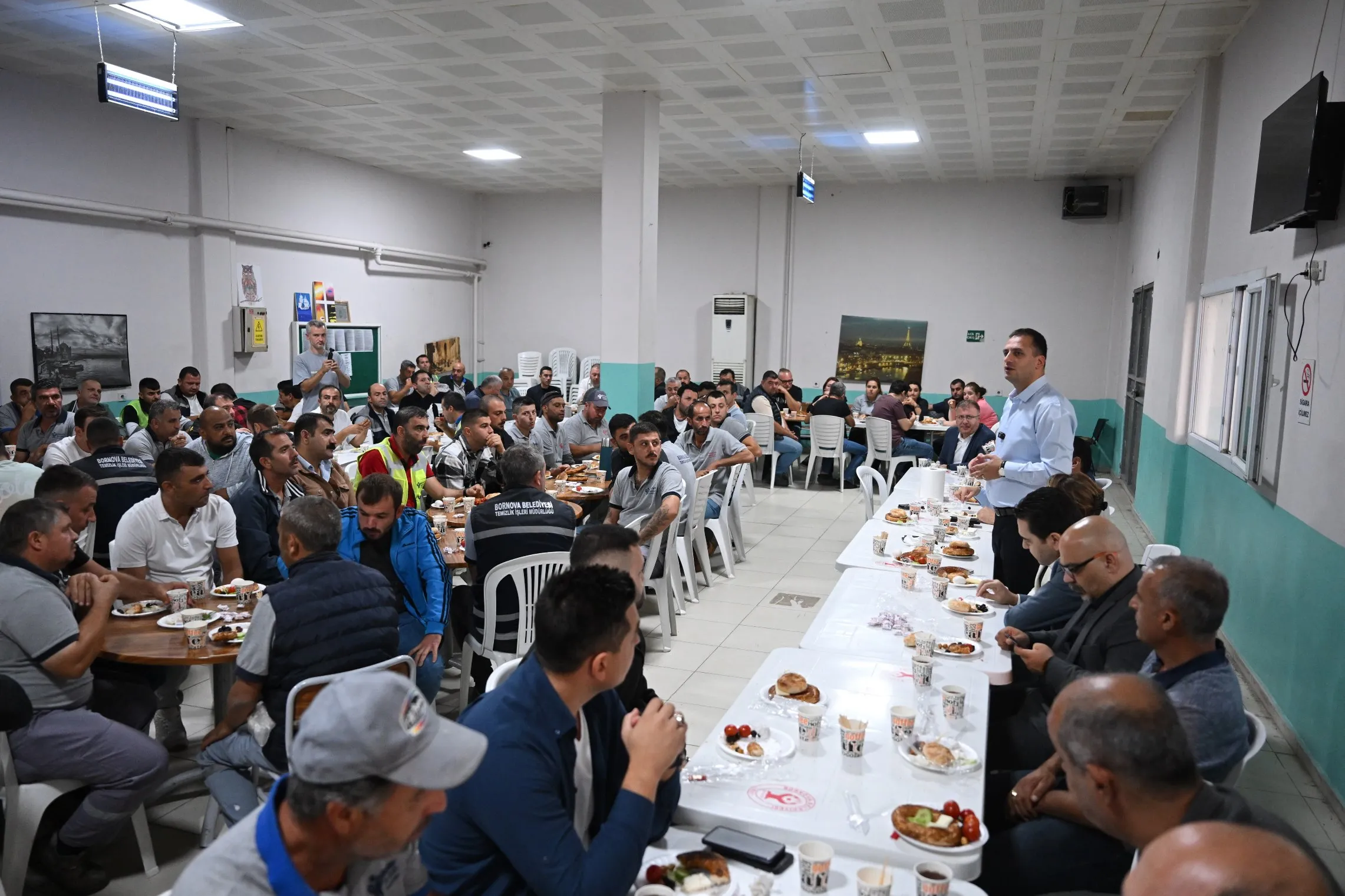 Bornova Belediye Başkanı Ömer Eşki, Temizlik İşleri Şantiyesi'ni ziyaret ederek personelle bir araya geldi.