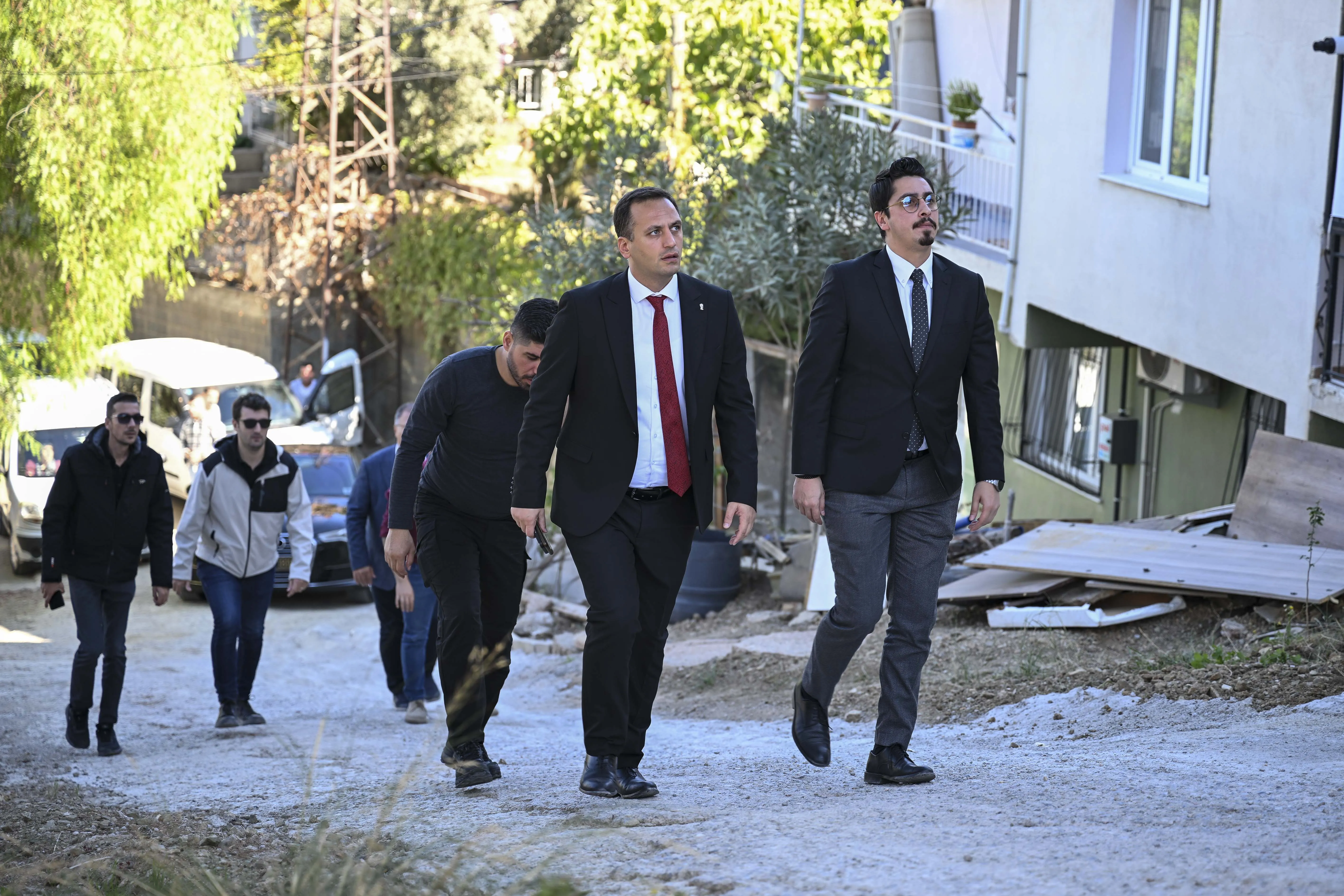 Bornova Belediyesi, ilçe genelindeki asfalt serim çalışmaları kapsamında Pınar Caddesi’ni yenileyerek Gürpınar Mahallesi’ndeki toprak yolları asfaltlayacak.