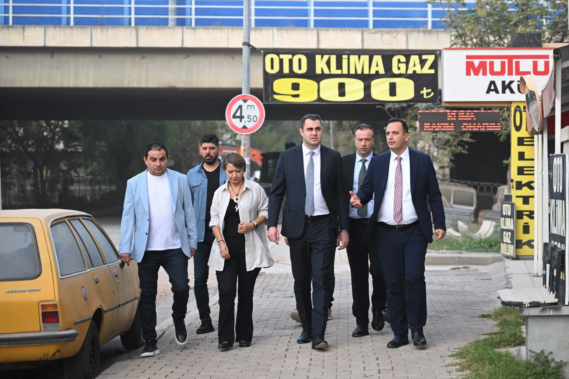 Bornova Belediye Başkanı Ömer Eşki, İZSU'nun ilçede yürüttüğü geniş kapsamlı altyapı çalışmalarını yerinde inceledi.