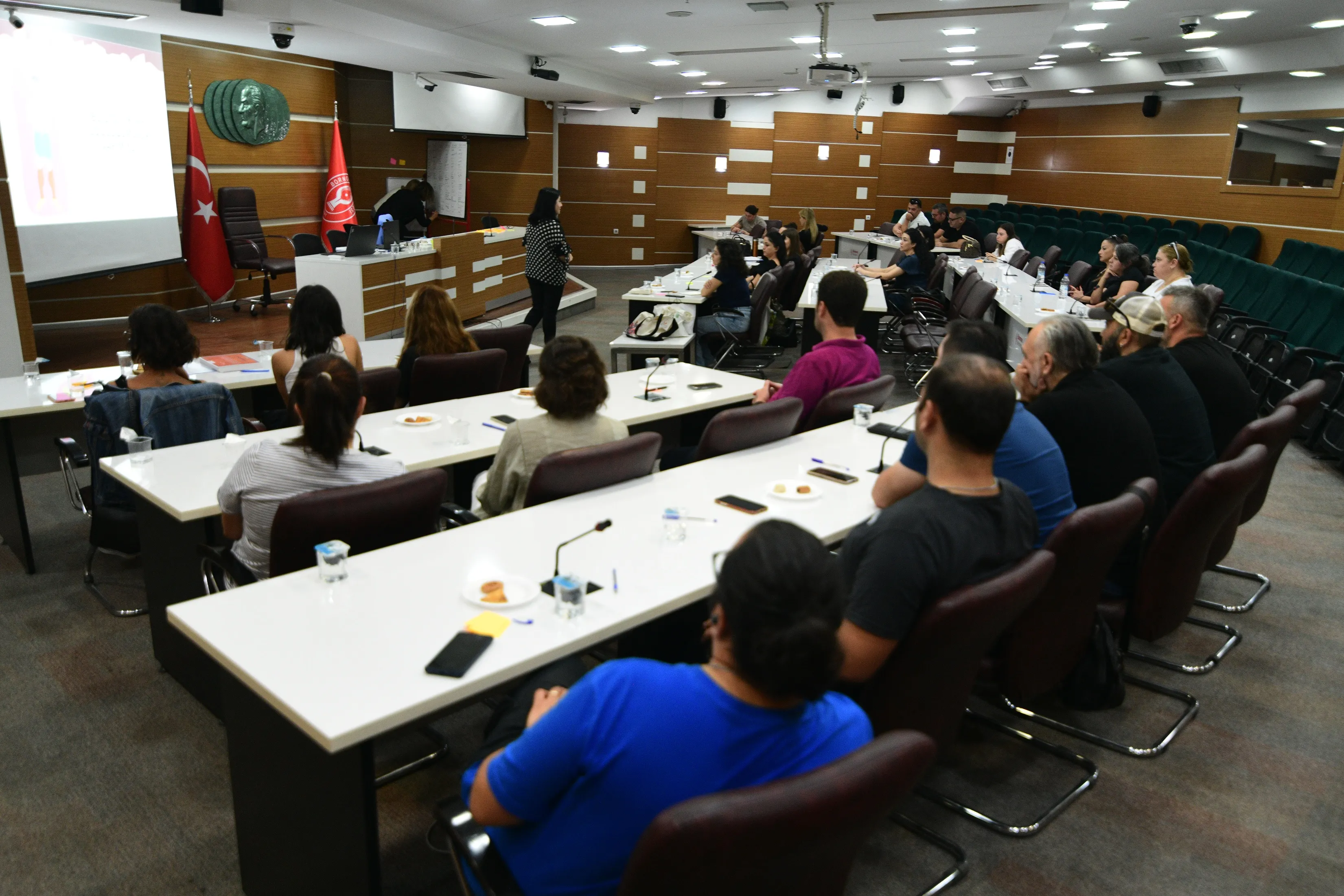 Bornova Belediyesi, çalışanlarına yönelik düzenlediği seminerle toplumsal cinsiyet eşitliği konusunda farkındalık yaratmayı hedefliyor. 