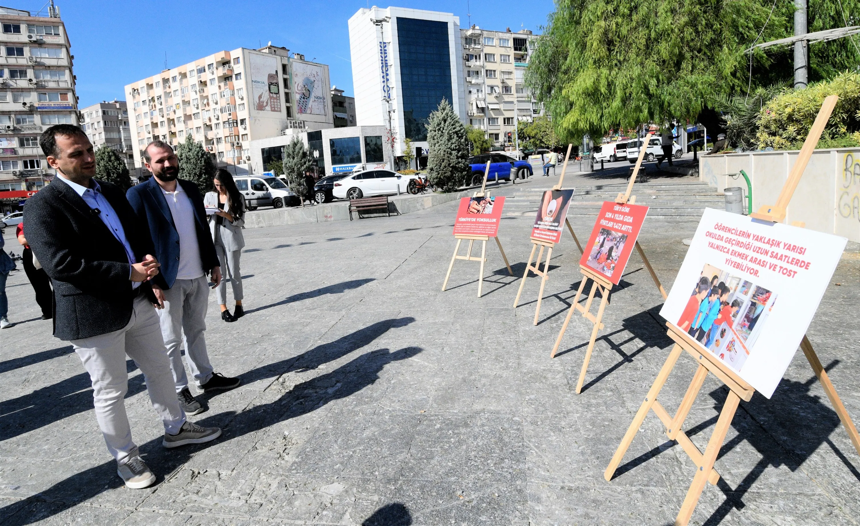 Bornova Belediyesi, 17 Ekim Dünya Yoksullukla Mücadele Günü'nde düzenlediği sergiyle Türkiye'deki yoksulluğun boyutlarını ve etkilerini gözler önüne serdi.