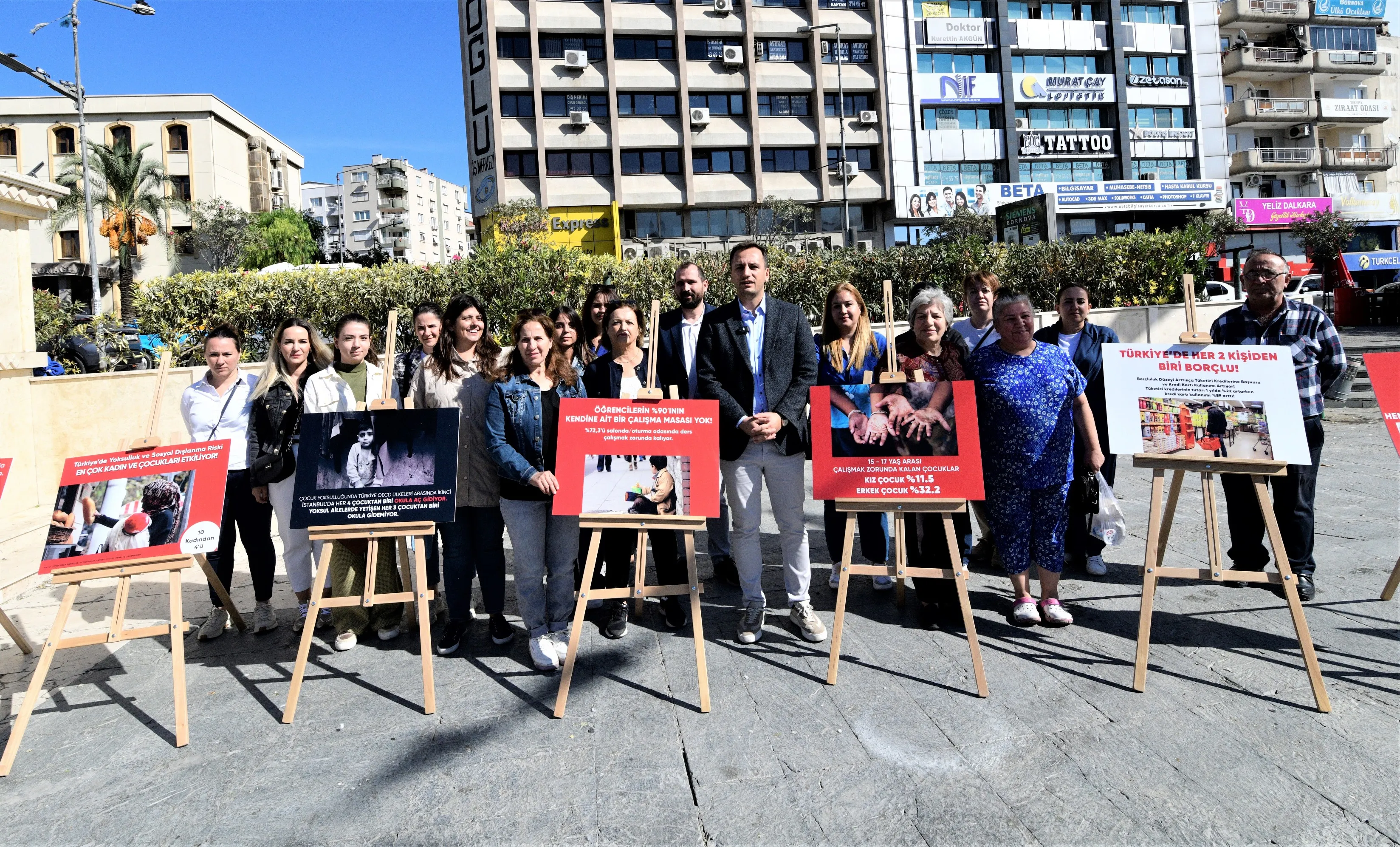 Bornova Belediyesi, 17 Ekim Dünya Yoksullukla Mücadele Günü'nde düzenlediği sergiyle Türkiye'deki yoksulluğun boyutlarını ve etkilerini gözler önüne serdi.