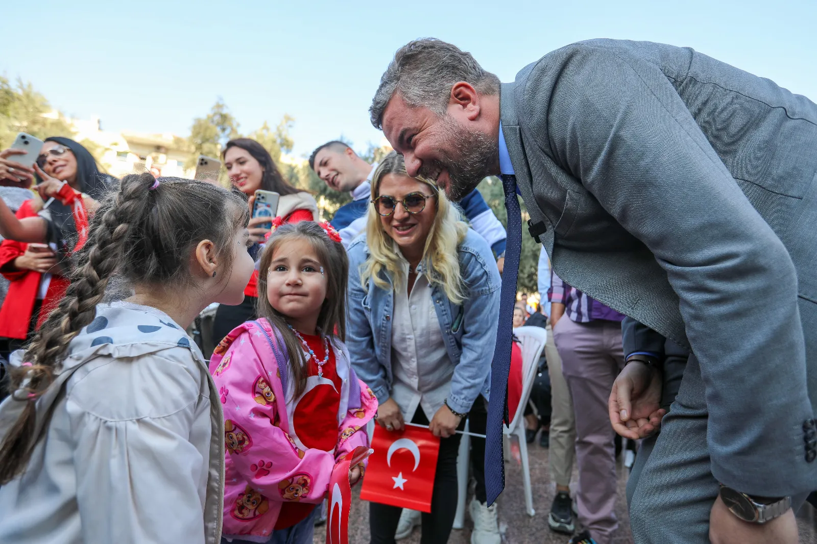 Buca Belediye Başkanı Görkem Duman, Cumhuriyet Bayramı’nın 101. yılı kutlamalarına katılarak, Çınar Anaokulları öğrencileriyle bayram sevincini paylaştı.