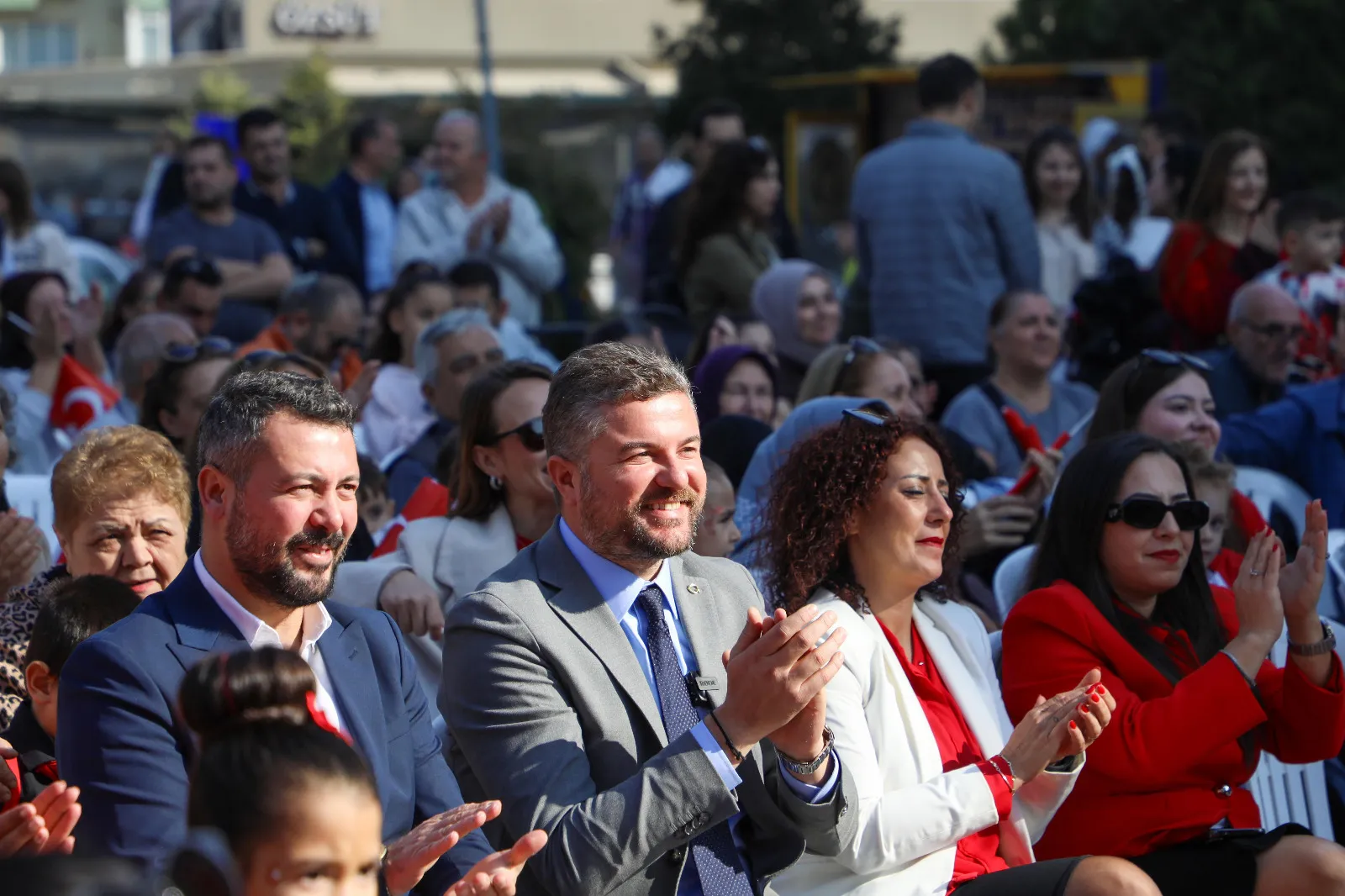 Buca Belediye Başkanı Görkem Duman, Cumhuriyet Bayramı’nın 101. yılı kutlamalarına katılarak, Çınar Anaokulları öğrencileriyle bayram sevincini paylaştı.