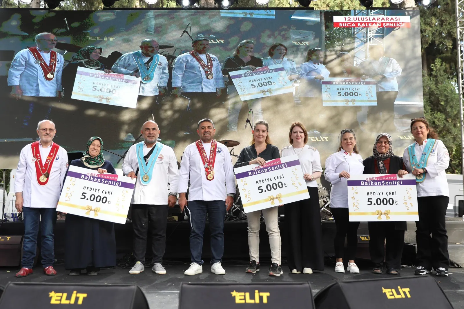 Buca Belediyesi, 12. kez düzenlenen Uluslararası Balkan Şenliği ile ilçeye renk kattı. Festival, bando eşliğinde gerçekleşen kortej yürüyüşüyle başladı.