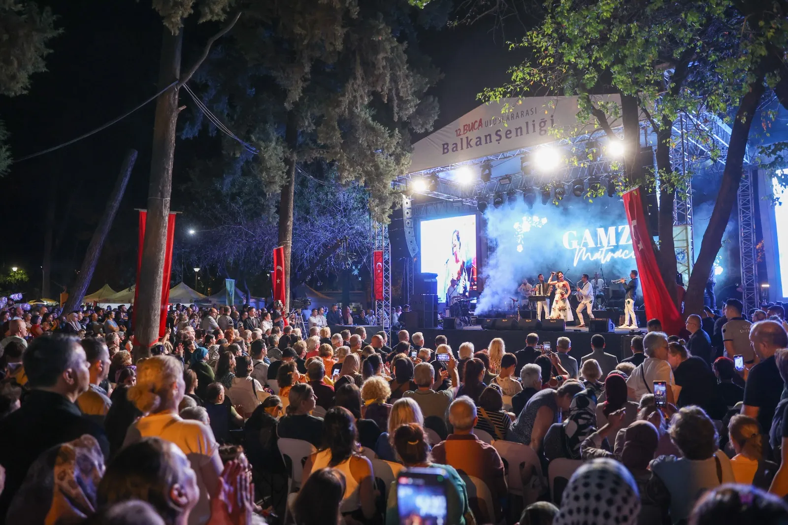 Buca Belediyesi, 12. kez düzenlenen Uluslararası Balkan Şenliği ile ilçeye renk kattı. Festival, bando eşliğinde gerçekleşen kortej yürüyüşüyle başladı.