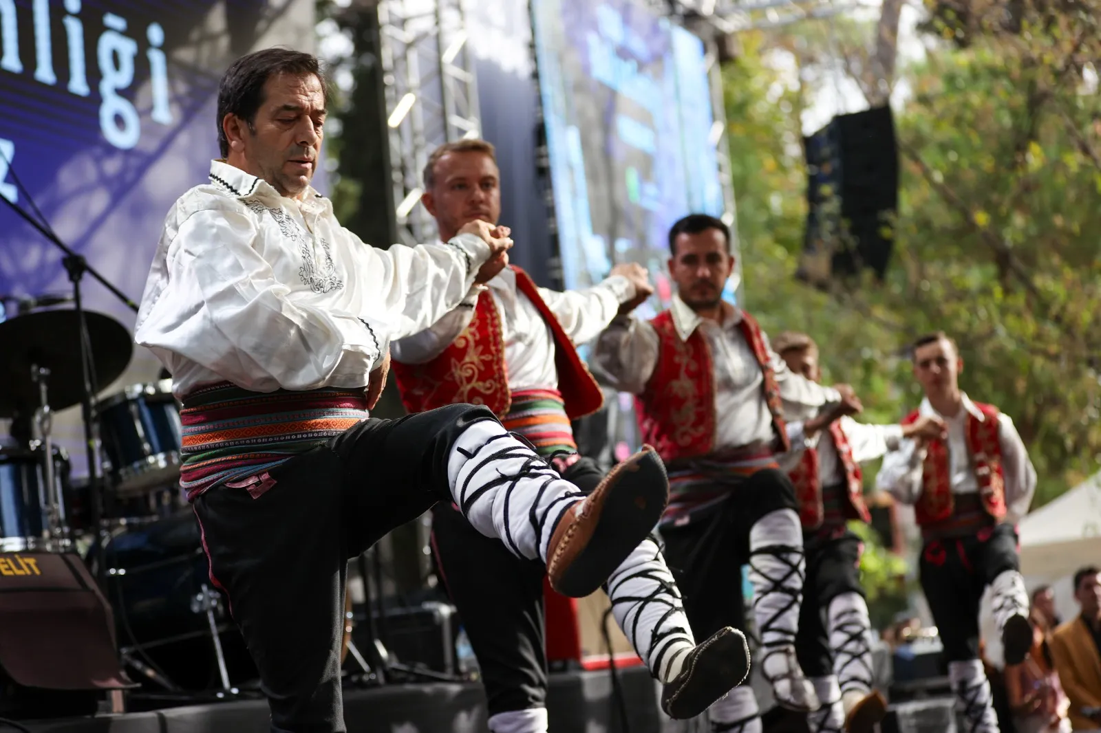 Buca Belediyesi, 12. kez düzenlenen Uluslararası Balkan Şenliği ile ilçeye renk kattı. Festival, bando eşliğinde gerçekleşen kortej yürüyüşüyle başladı.