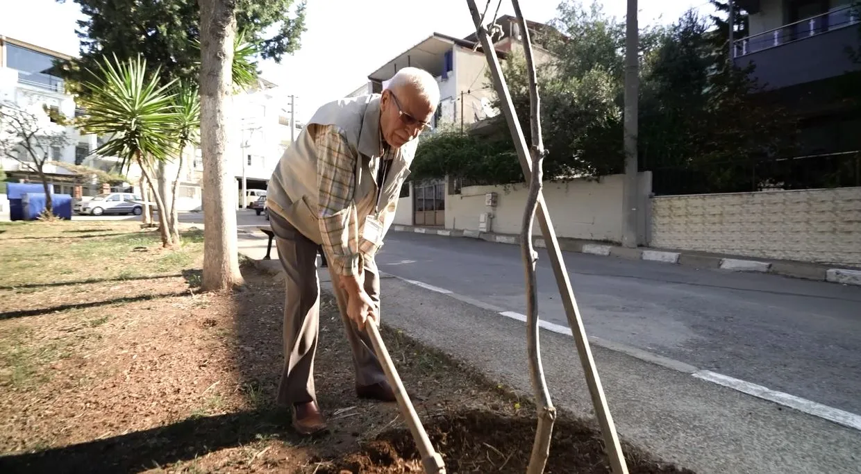 Buca'nın Ufuk Mahallesi'nde yaşayan 80 yaşındaki Sami Güler, 30 yıldır gönüllü olarak park bakımını üstleniyor.