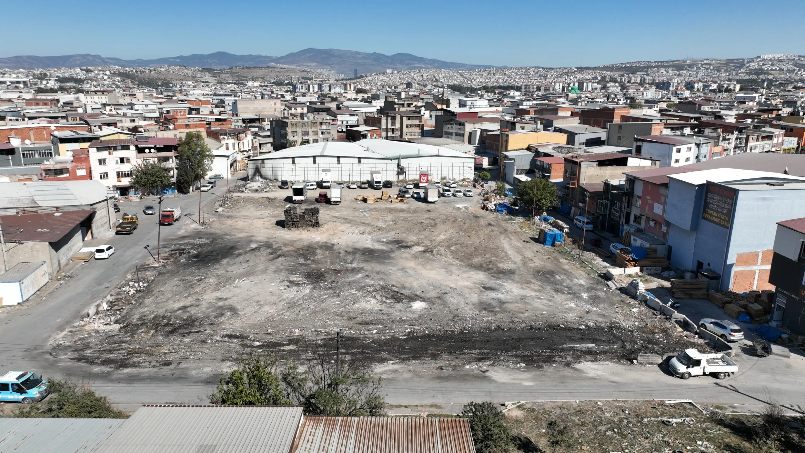 Buca Belediye Başkanı Görkem Duman, Seyhan Mahallesi'nde boş araziye çöp ve moloz dökmeye devam eden kişi ve firmalara sert tepki gösterdi.