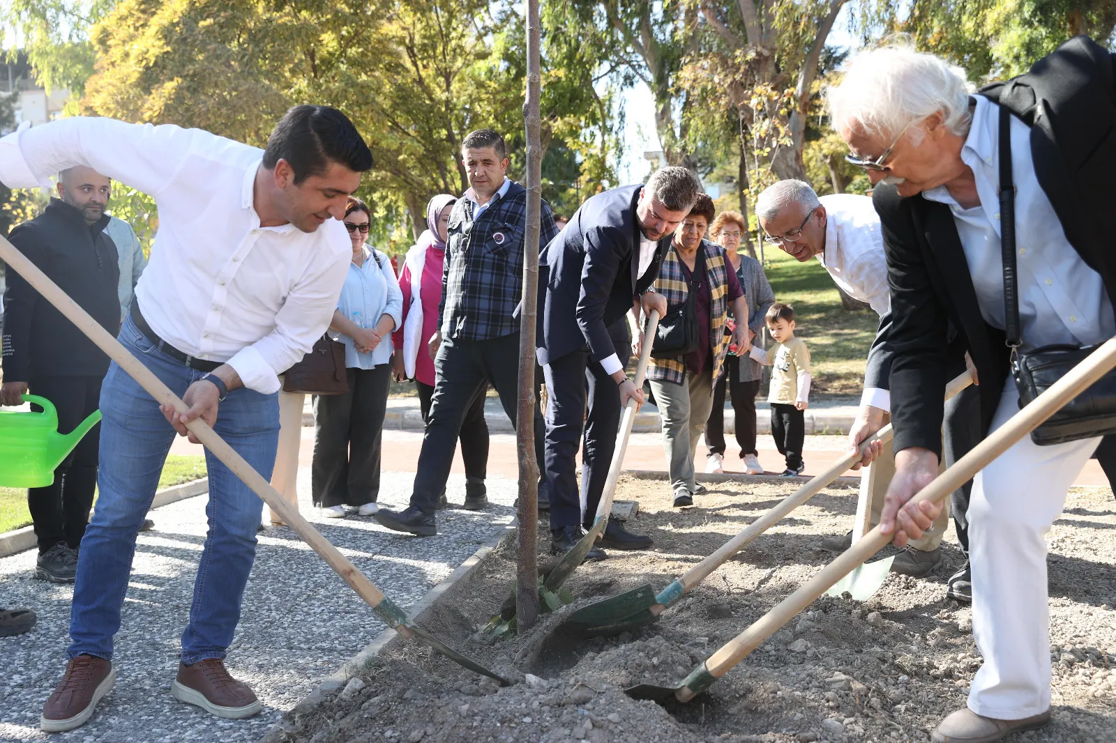 Buca Belediye Başkanı Görkem Duman, Cumhuriyet'in 101. yılı anısına Ecevit Parkı'nda ilk ağaçları toprakla buluşturdu. 