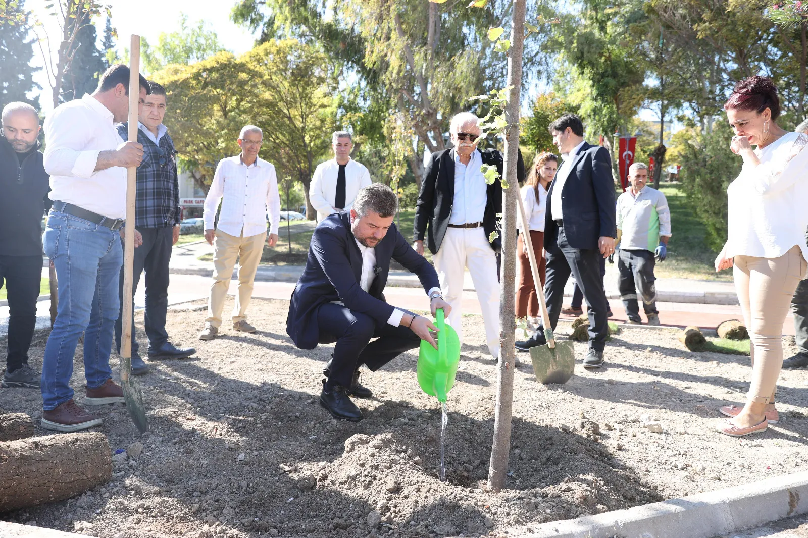 Buca Belediye Başkanı Görkem Duman, Cumhuriyet'in 101. yılı anısına Ecevit Parkı'nda ilk ağaçları toprakla buluşturdu. 