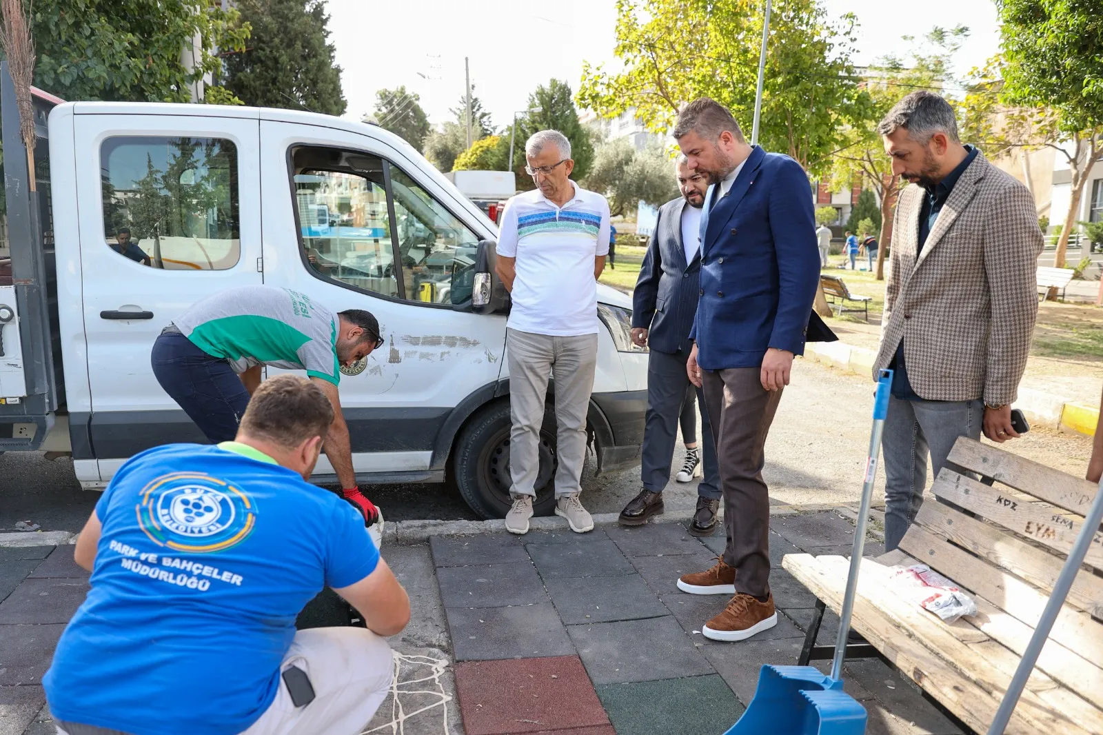 Buca Belediyesi, ilçe genelinde park ve yeşil alanlarda başlattığı "yeşil seferberlik" ile Bucalıların keyifle vakit geçirebileceği alanları artırmayı hedefliyor.