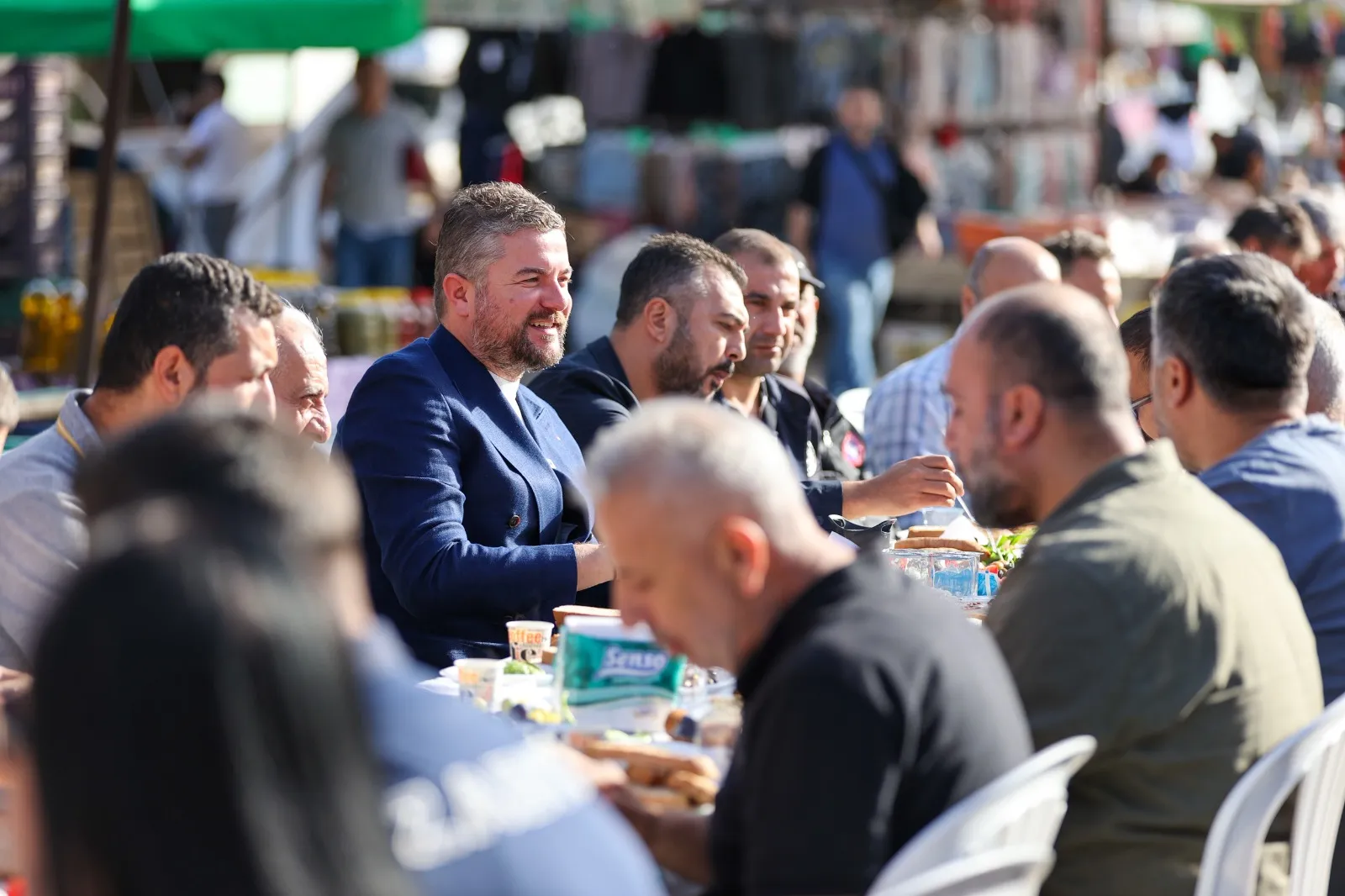 Buca Belediye Başkanı Görkem Duman, Şirinyer Pazar Yeri'nde esnafı ziyaret ederek, hayat pahalılığı ve geçim sıkıntısı gibi konularda sohbet etti.