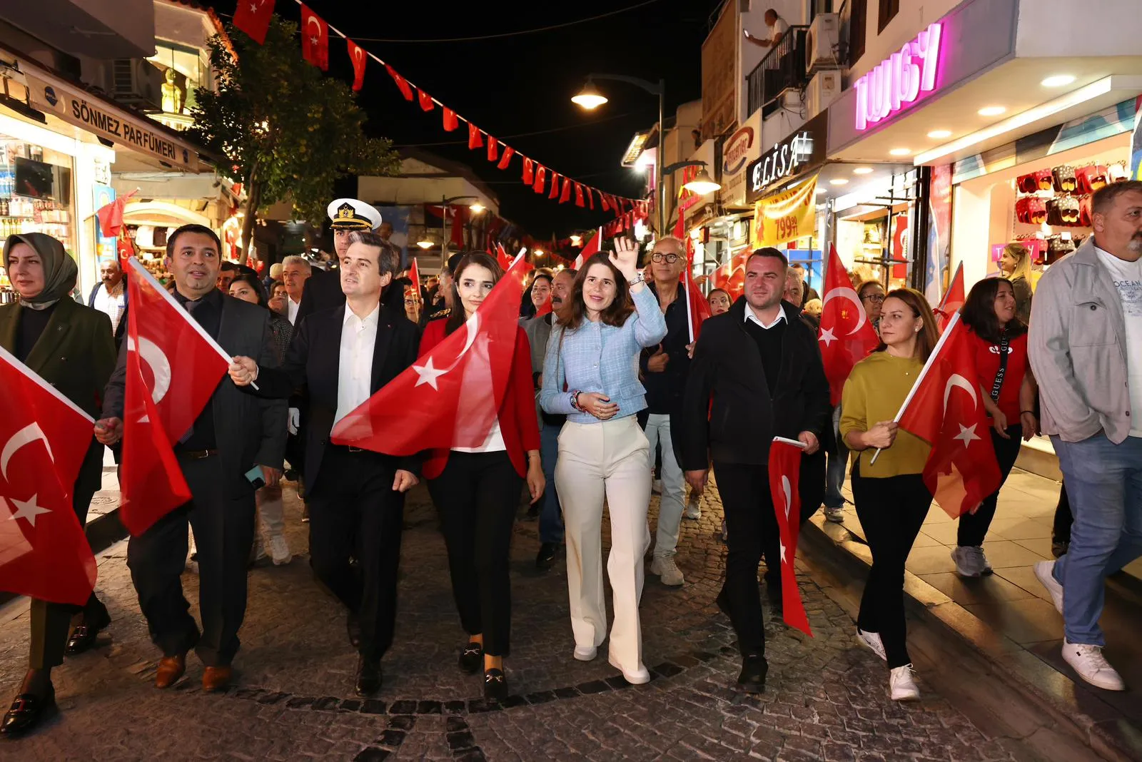 Çeşme'de 29 Ekim Cumhuriyet Bayramı coşkuyla kutlandı. Renkli kortej yürüyüşü, resmi tören ve Bülent Ortaçgil ile Birsen Tezer konserleriyle unutulmaz bir gün yaşandı.