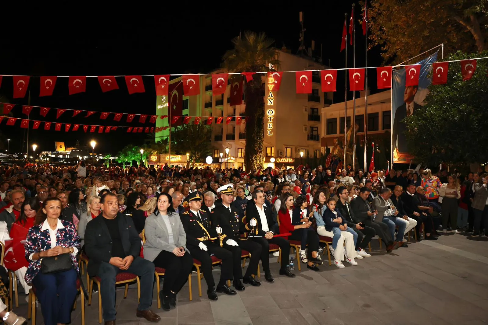 Çeşme'de 29 Ekim Cumhuriyet Bayramı coşkuyla kutlandı. Renkli kortej yürüyüşü, resmi tören ve Bülent Ortaçgil ile Birsen Tezer konserleriyle unutulmaz bir gün yaşandı.