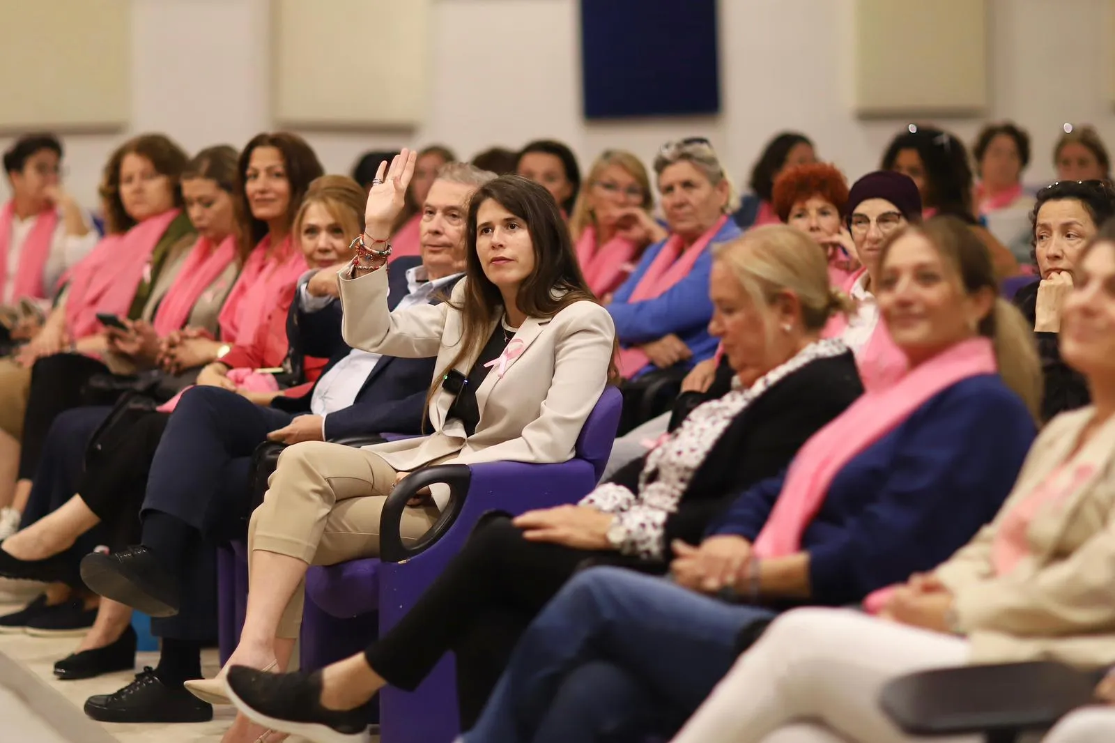 Çeşme Belediyesi ve Medicana iş birliğiyle Meme Kanseri Farkındalık Ayı kapsamında düzenlenen seminerde, Çeşme Belediye Başkanı Lâl Denizli erken teşhisin önemine dikkat çekti. 