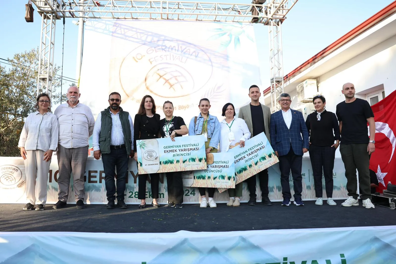 Çeşme Belediyesi tarafından düzenlenen 10. Germiyan Festivali'nde yöresel lezzetler, kültürel etkinlikler ve geleneksel ekmek yarışmasıyla unutulmaz bir hafta sonu yaşandı.