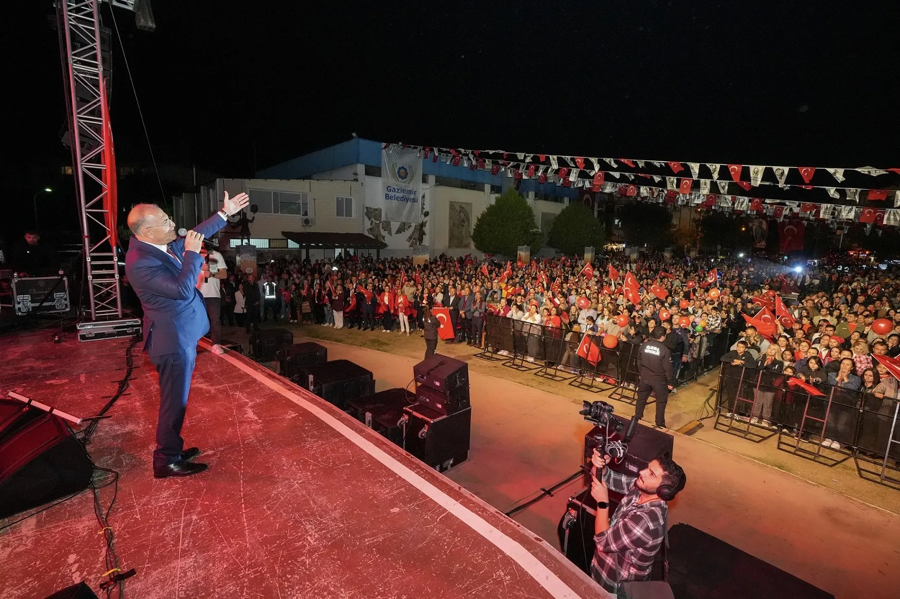 Gaziemir, 29 Ekim Cumhuriyet Bayramı'nı unutulmaz bir geceye dönüştürdü. Binlerce kişinin katıldığı Cumhuriyet Korteji ve Ceylan Ertem konserinde, vatandaşlar coşkuyla bayramı kutladı.