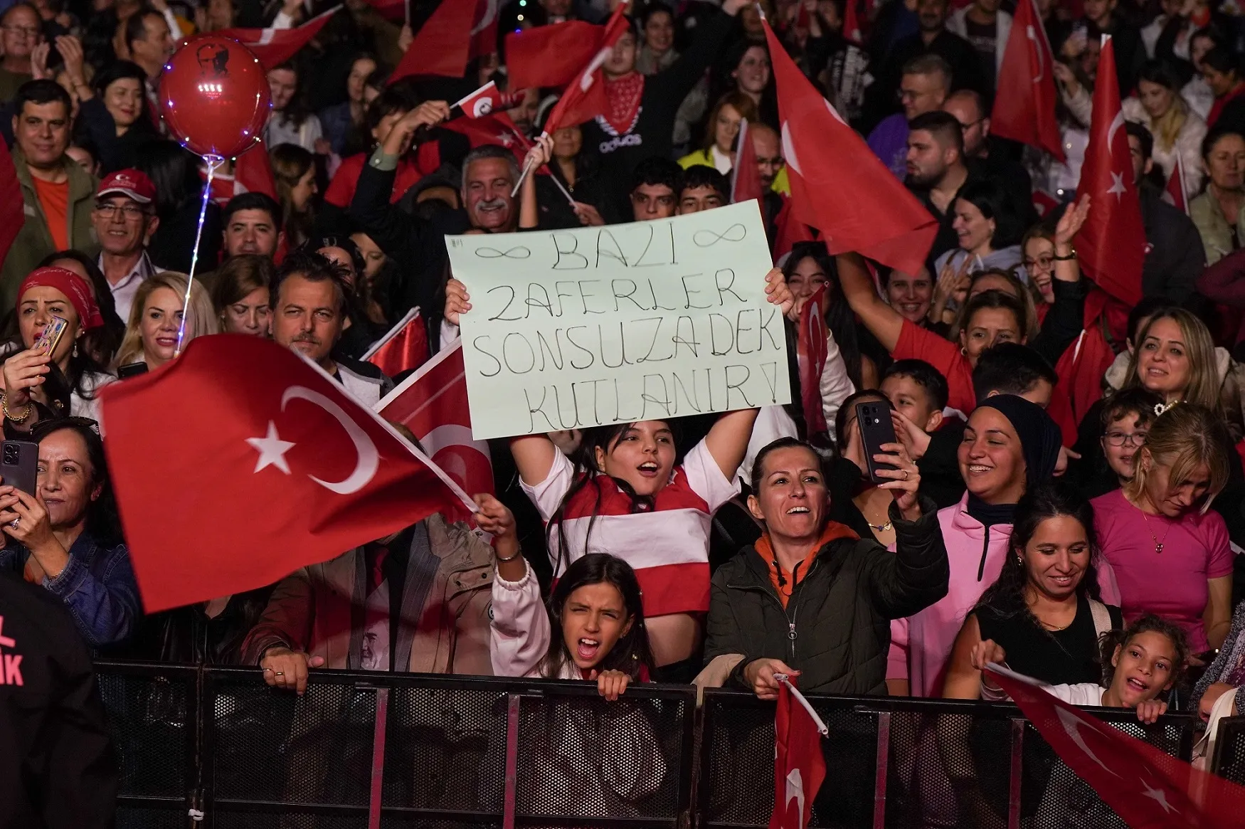 Gaziemir, 29 Ekim Cumhuriyet Bayramı'nı unutulmaz bir geceye dönüştürdü. Binlerce kişinin katıldığı Cumhuriyet Korteji ve Ceylan Ertem konserinde, vatandaşlar coşkuyla bayramı kutladı.