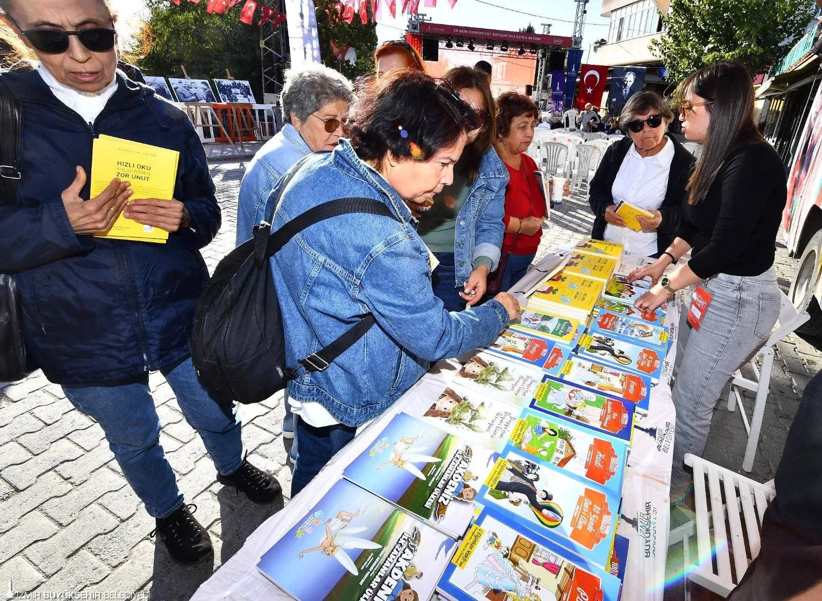 İzmir Büyükşehir Belediyesi’nin Cumhuriyet’in 101’inci yılına özel olarak düzenlediği “Cumhuriyet Her Yerde” etkinliği Seferihisar’ın Ulamış Mahallesi’nde büyük coşku ile kutlandı.