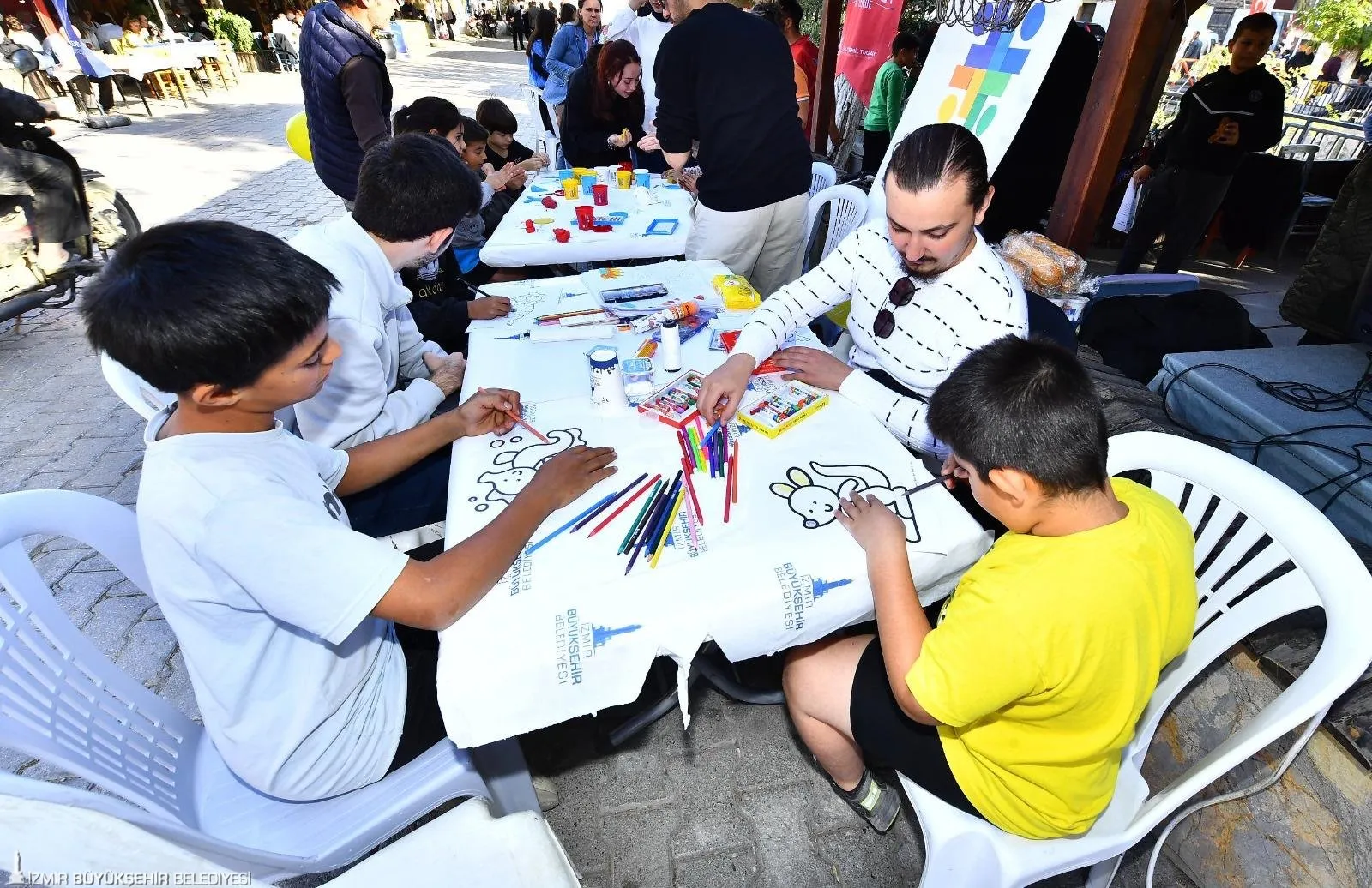 İzmir Büyükşehir Belediyesi’nin Cumhuriyet’in 101’inci yılına özel olarak düzenlediği “Cumhuriyet Her Yerde” etkinliği Seferihisar’ın Ulamış Mahallesi’nde büyük coşku ile kutlandı.