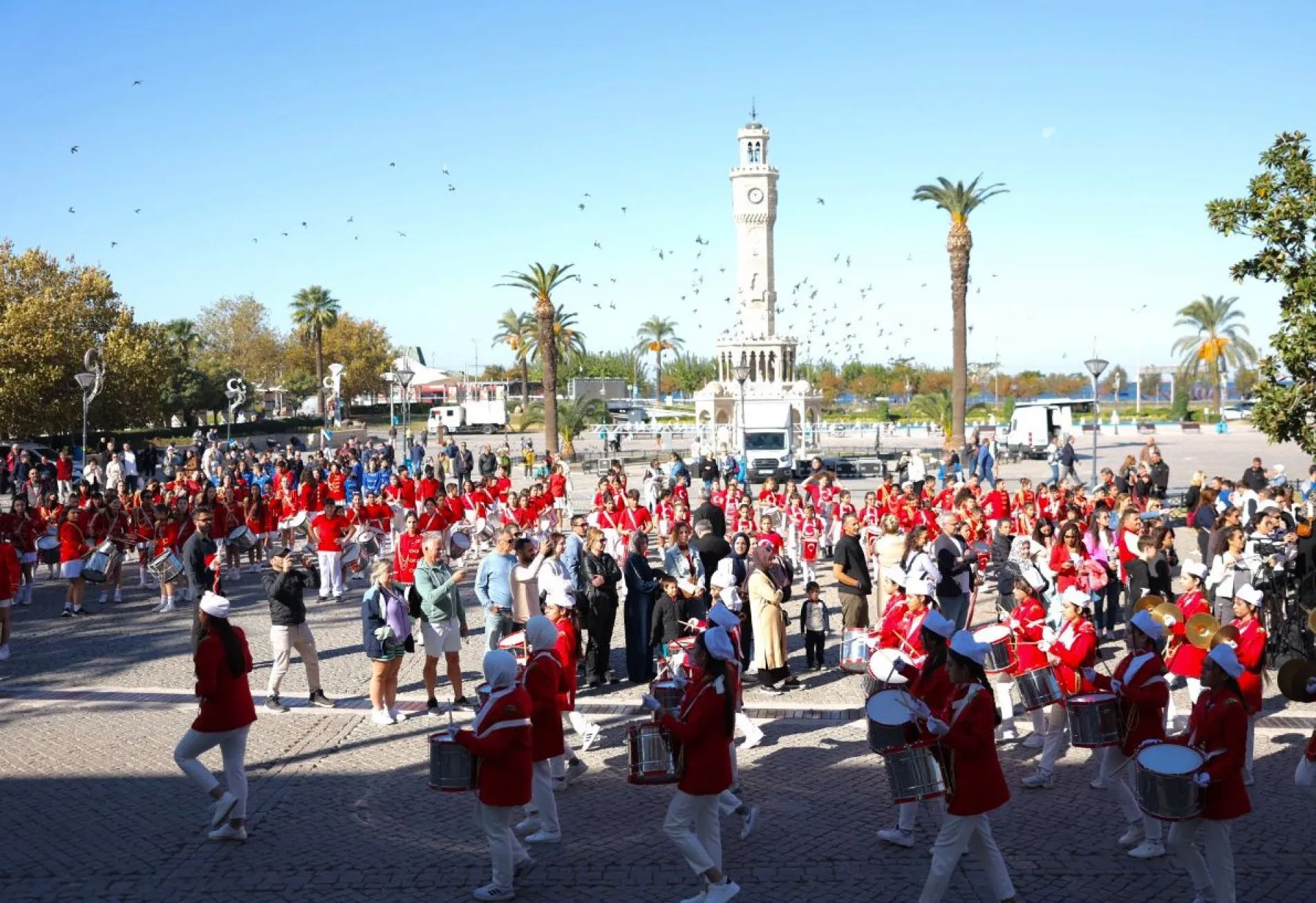 Konak Cumhuriyet Meydanı'nda düzenlenen etkinlikte, İzmir Valiliği himayesinde 250 öğrencinin katılımıyla bando takımları geçit töreni gerçekleştirdi.