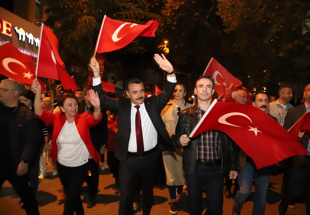 Dikili Belediyesi, 29 Ekim Cumhuriyet Bayramı'nı görkemli kutlamalarla karşıladı. Binlerce vatandaşın katıldığı kortej ve fener alayında coşku yaşandı. 