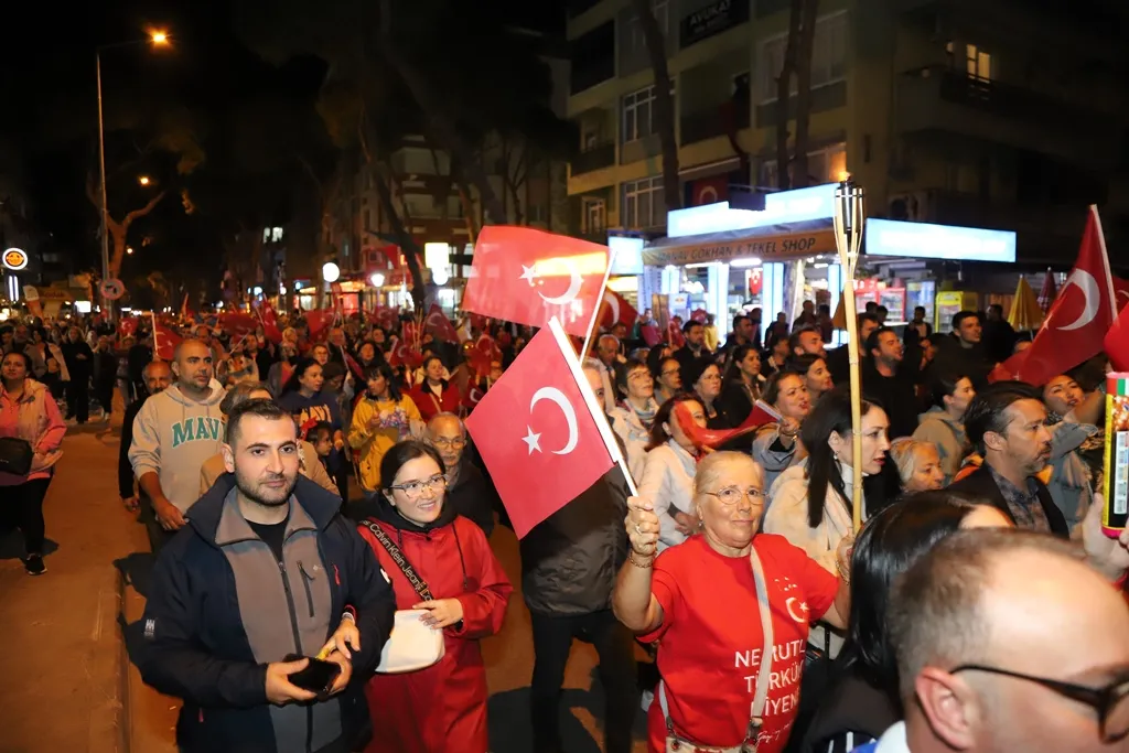 Dikili Belediyesi, 29 Ekim Cumhuriyet Bayramı'nı görkemli kutlamalarla karşıladı. Binlerce vatandaşın katıldığı kortej ve fener alayında coşku yaşandı. 