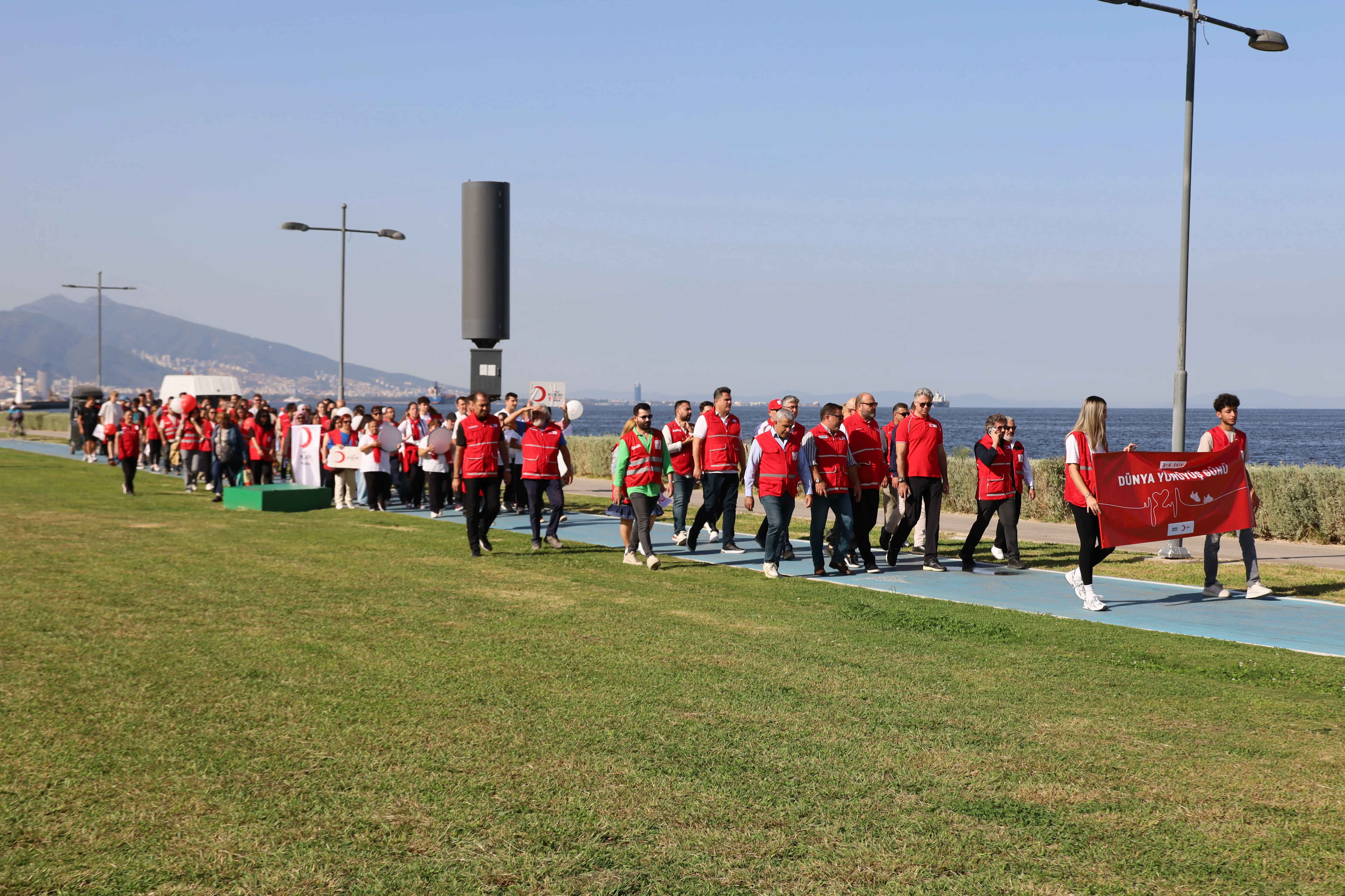 3-4 Ekim Dünya Yürüyüş Günü kapsamında Türk Kızılay İzmir İl Merkezi ve ilçe şubeleri, gönüllülerle birlikte yürüyüş düzenledi. 