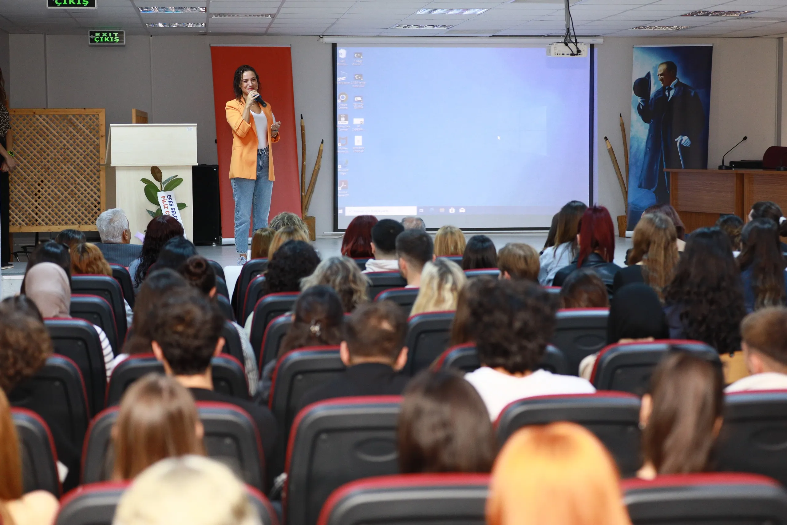 Filiz Ceritoğlu Sengel, Dokuz Eylül Üniversitesi Efes Meslek Yüksekokulu’nun açılış töreninde, öğrenci yurdu için iki araziyi Kredi Yurtlar Kurumu'na tahsis etmeye hazır olduklarını belirtti. 