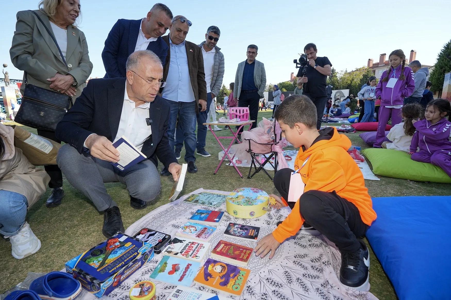 Gaziemir Belediyesi'nin düzenlediği Giysi, Oyuncak, Kitap İkinci El Pazarı (GOKİP) büyük ilgi gördü.