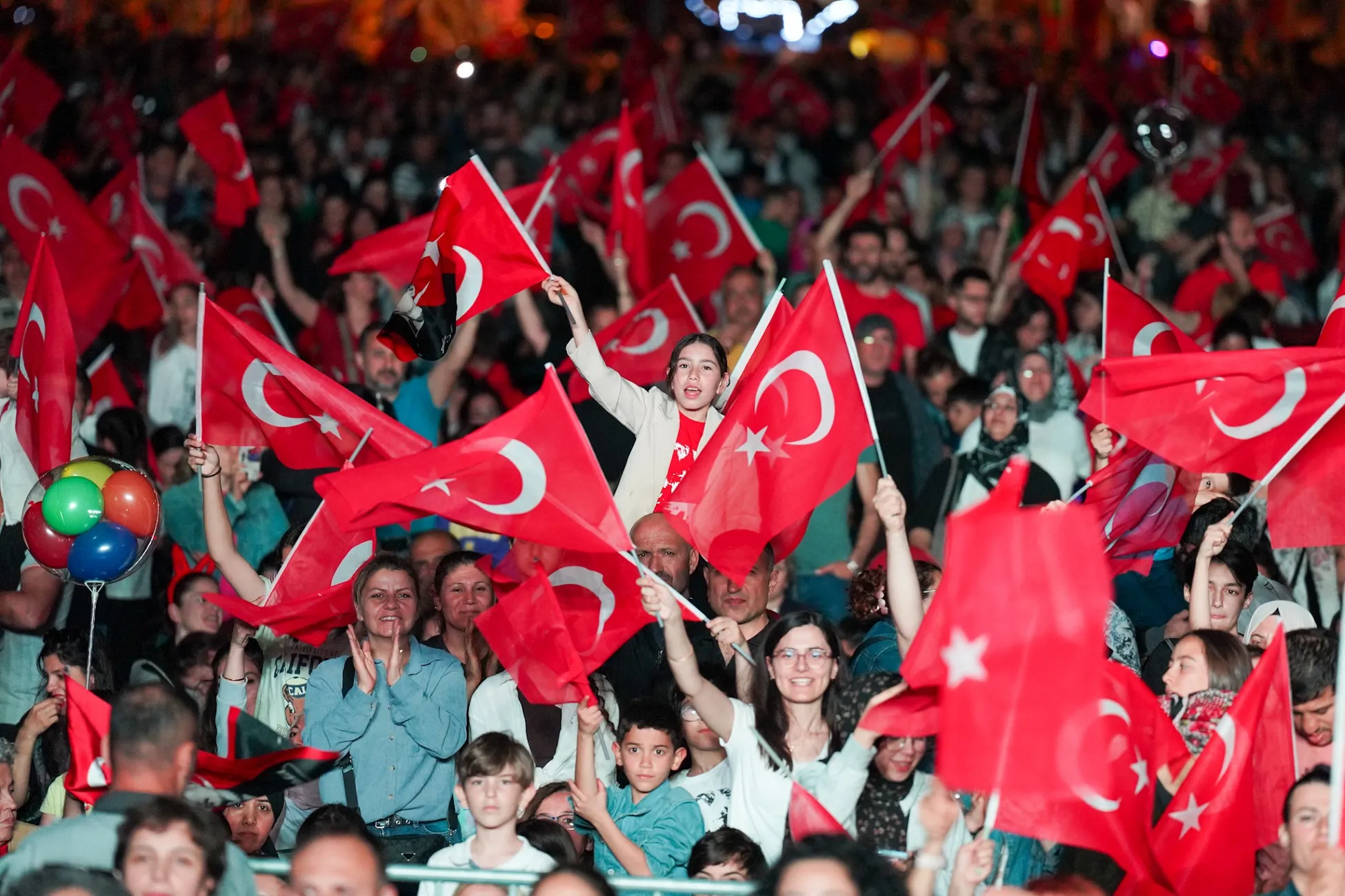 Gaziemir Belediyesi, 29 Ekim Cumhuriyet Bayramı'nı unutulmaz kılacak etkinlikler düzenliyor. Harmandalı gösterisiyle başlayacak kutlamalar, Cumhuriyet kortejiyle devam edecek.