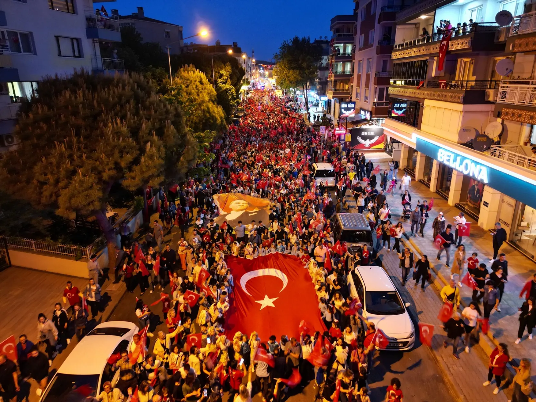 Gaziemir Belediyesi, 29 Ekim Cumhuriyet Bayramı'nı unutulmaz kılacak etkinlikler düzenliyor. Harmandalı gösterisiyle başlayacak kutlamalar, Cumhuriyet kortejiyle devam edecek.