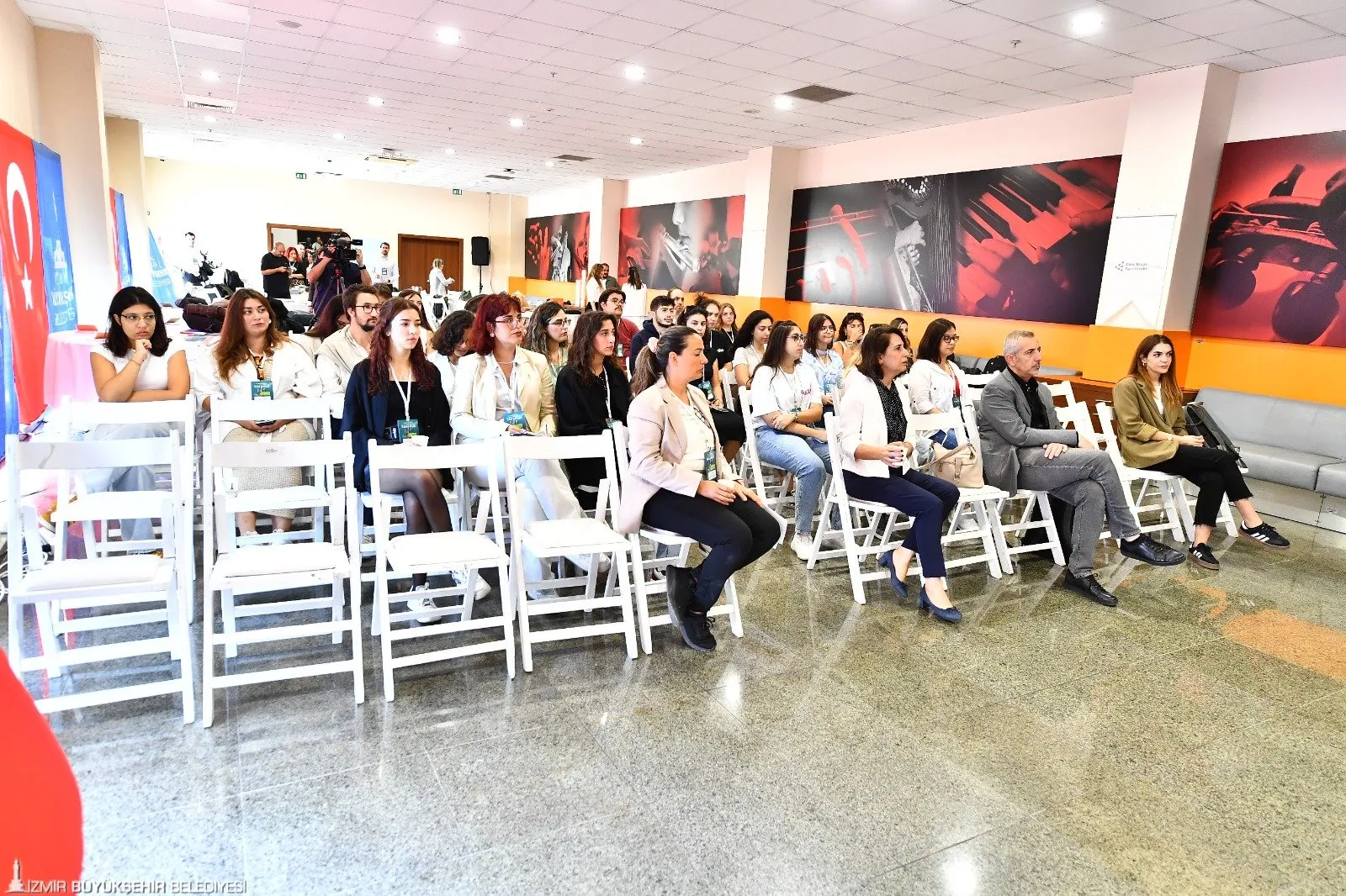 İzmir Büyükşehir Belediyesi'nin düzenlediği inovasyon kampında, genç mimarlık öğrencileri yapay zeka teknolojisiyle Alsancak'ı yeniden tasarladı. 