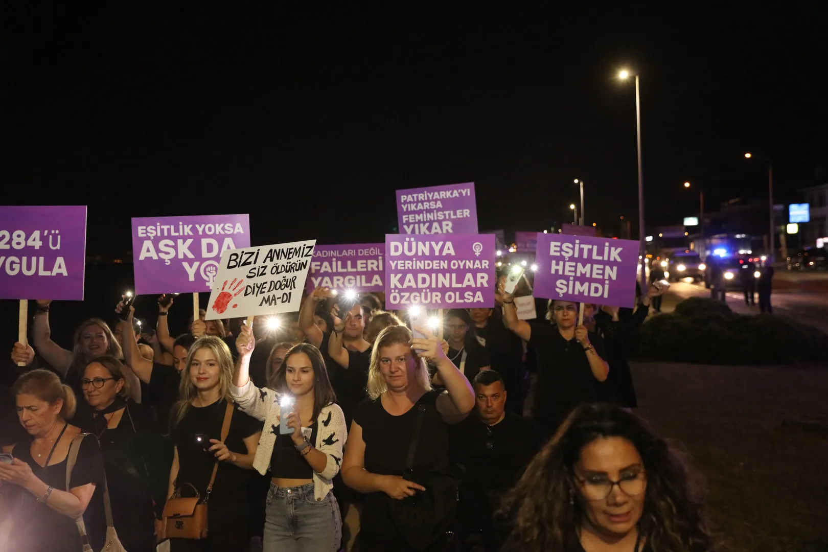 Güzelbahçe Belediyesi, artan kadın ve çocuk cinayetlerine karşı düzenlediği yürüyüş ve basın açıklamasıyla şiddete tepki gösterdi. 