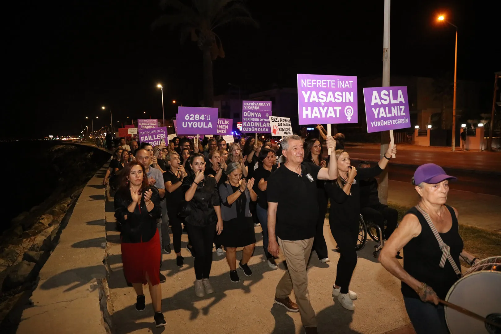 Güzelbahçe Belediyesi, artan kadın ve çocuk cinayetlerine karşı düzenlediği yürüyüş ve basın açıklamasıyla şiddete tepki gösterdi. 