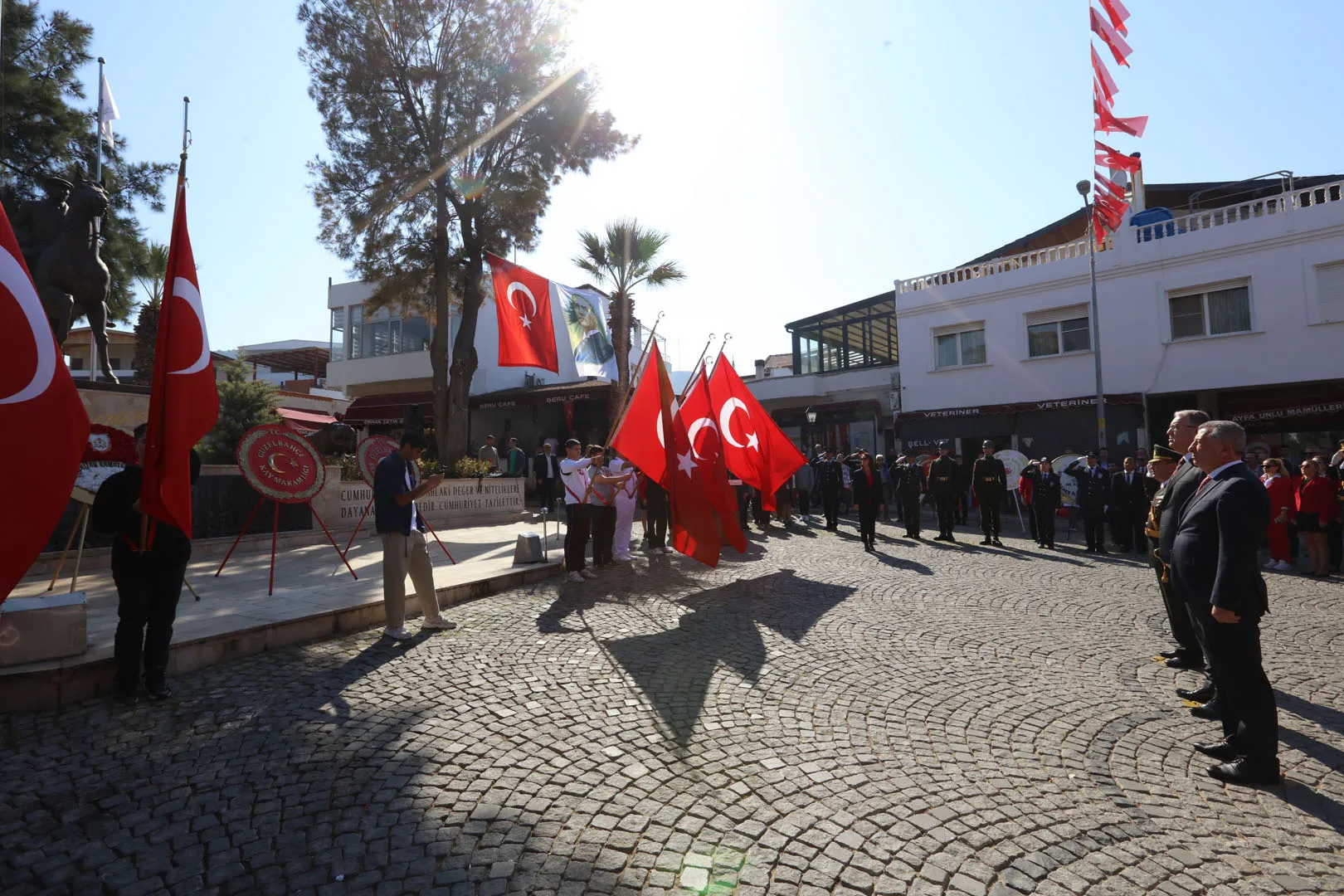 Güzelbahçe'de 29 Ekim Cumhuriyet Bayramı coşkuyla kutlandı. Törende çelenk sunuldu, saygı duruşu yapıldı. Başkan Günay, etkinliklere tüm halkı davet etti.