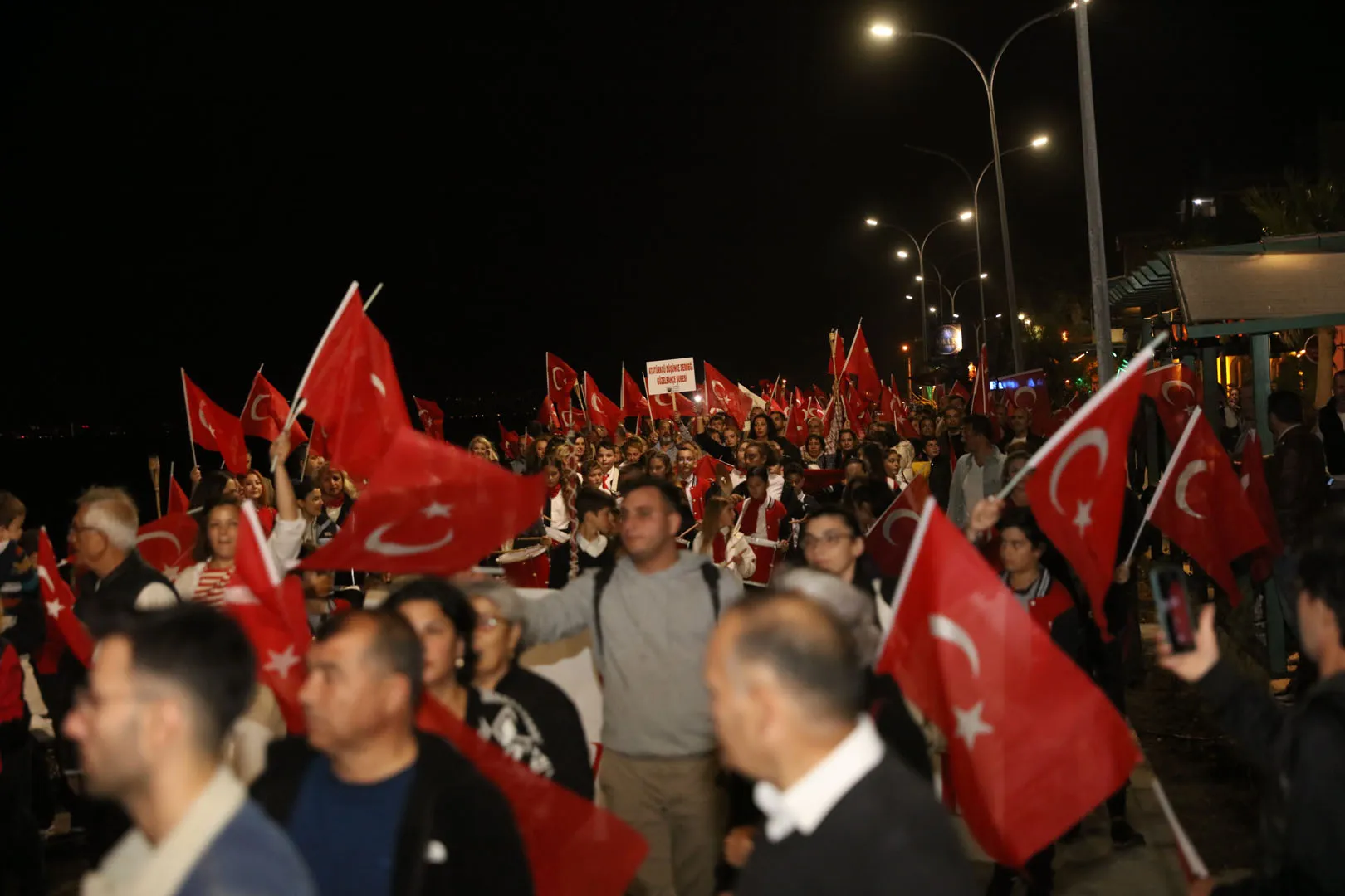 Güzelbahçe Maltepe Mahallesi'nde başlayan ve Atatürk Kültür Merkezi'nde sona eren meşaleli yürüyüşle başlayan kutlamalar, bando eşliğinde söylenen marşlar ve coşkulu sloganlarla devam etti.