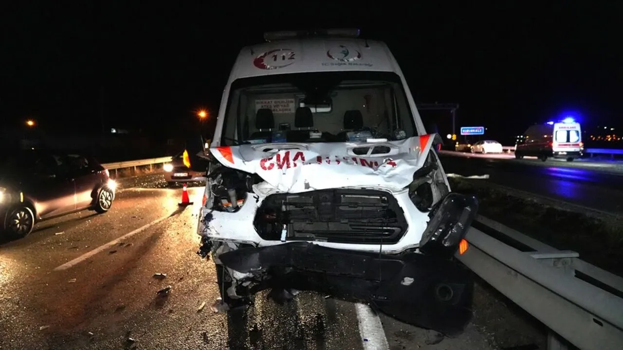 Hasta sevki yapan ambulans kaza yaptı: 1 ölü, 5 yaralı