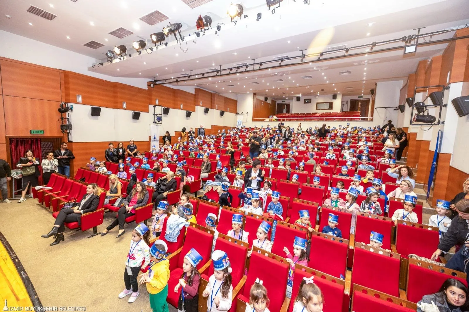 İzmir Büyükşehir Belediyesi İZSU Genel Müdürlüğü, "İZSU Okullarda" projesi ile çocuklara suyun önemini eğlenceli bir şekilde öğretiyor.