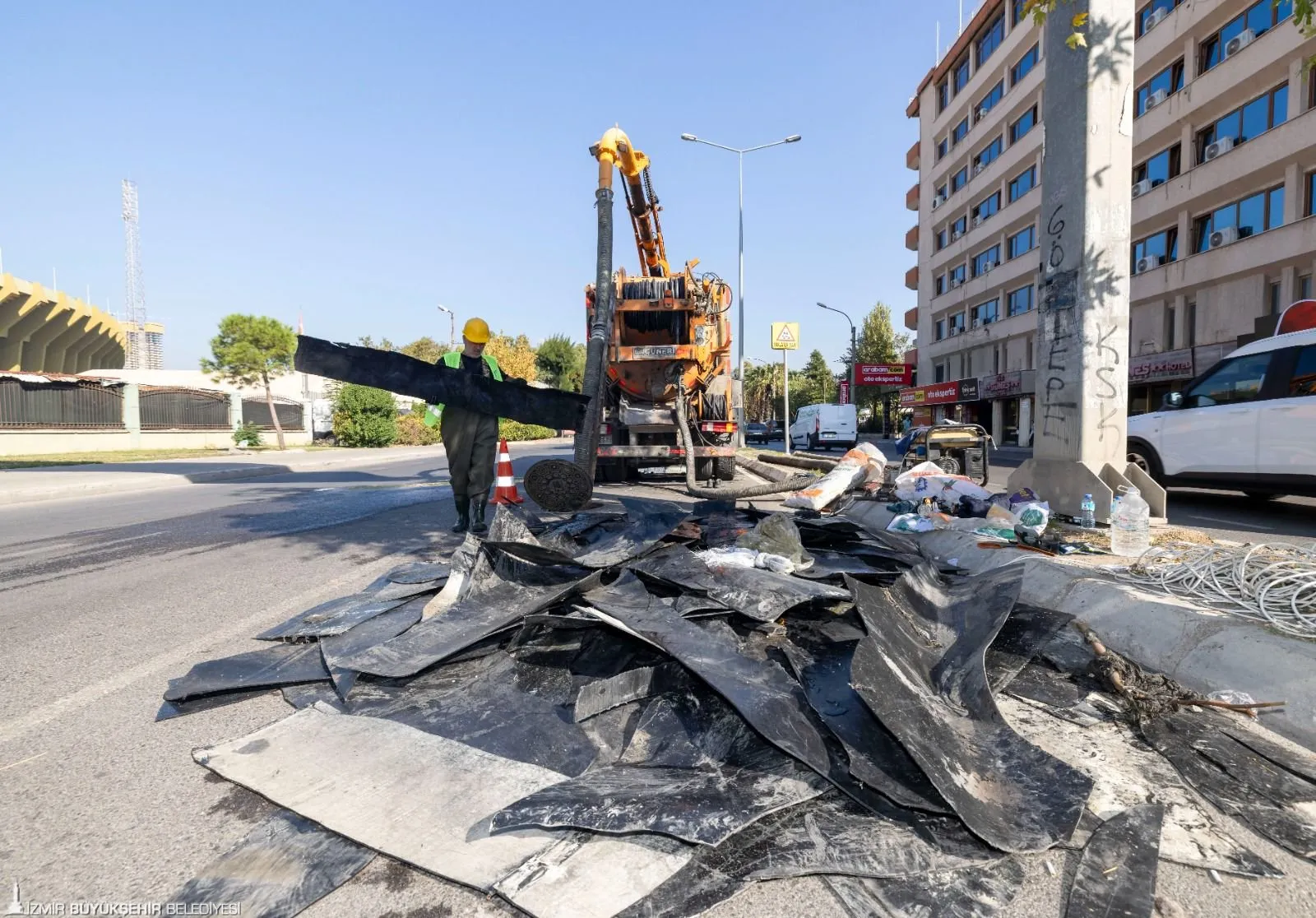 İzmir Büyükşehir Belediyesi İZSU ekipleri, Çiğli Atıksu Arıtma Tesisi'ne hizmet veren 60 km'lik kanal hattındaki tıkanıklığı gidermek için yoğun çaba sarf ediyor.