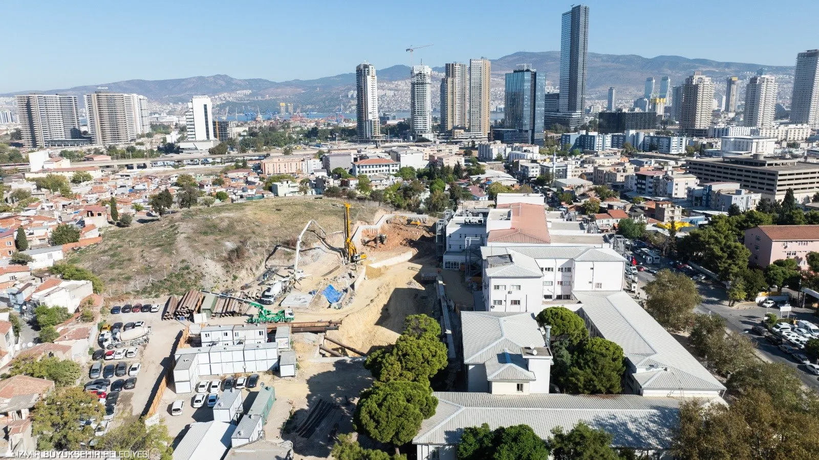 İzmir Büyükşehir Belediyesi, depreme dayanıklı ve modern bir sağlık hizmeti sunacak Eşrefpaşa Hastanesi ek hizmet binası için 549 milyon liralık yatırım yaptı.