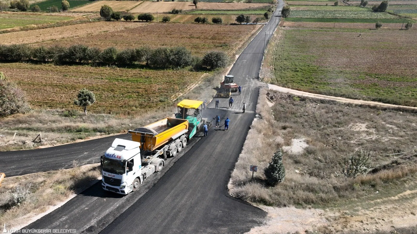 İzmir Büyükşehir Belediyesi, Bozdağ Kayak Merkezi’ne giden 4,5 kilometrelik yolu asfaltlayarak kış turizmine ve bölgedeki çiftçilerin ulaşımına katkı sağladı.