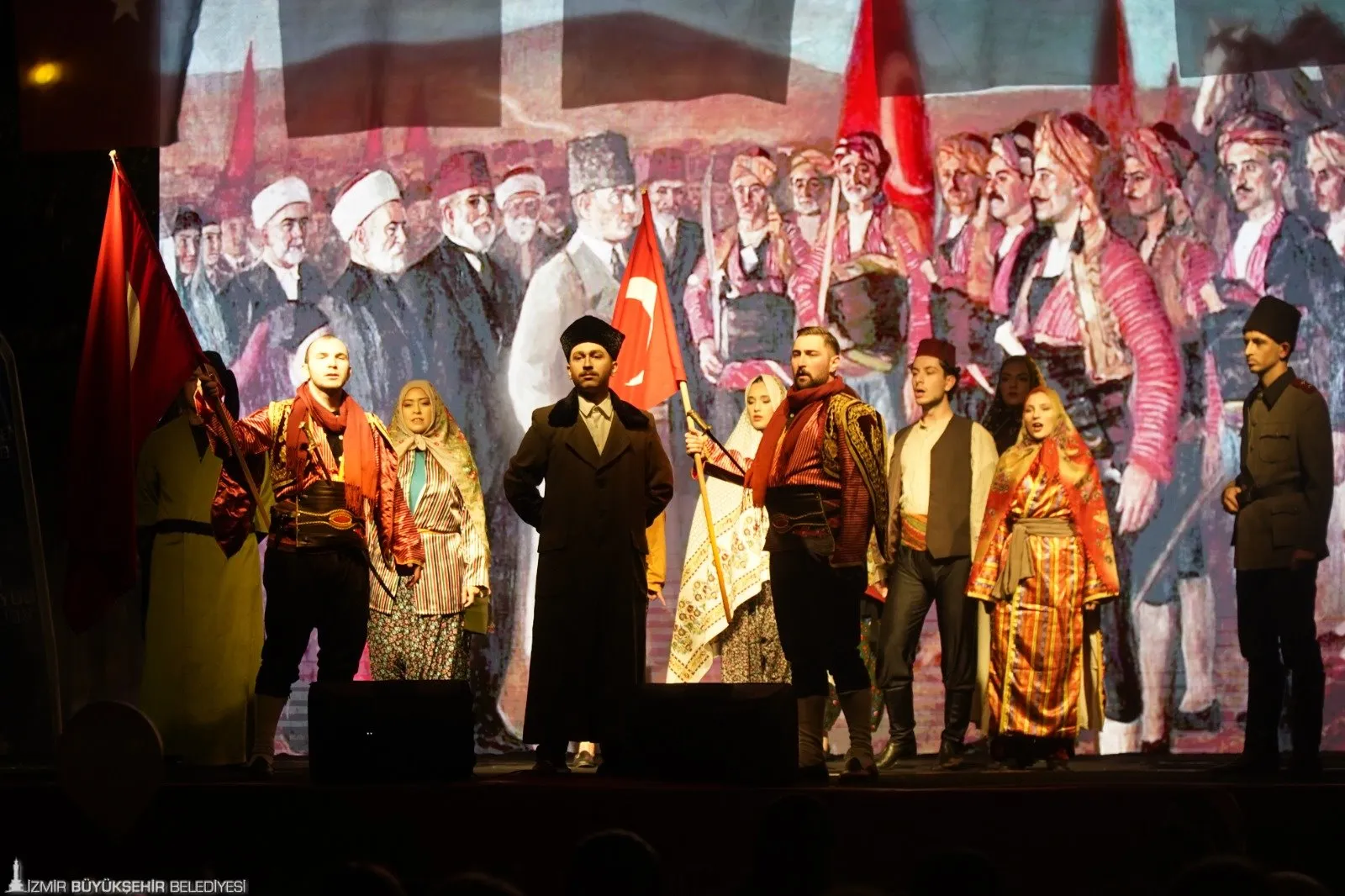 İzmir Büyükşehir Belediyesi'nin "Cumhuriyet Her Yerde" sloganıyla düzenlediği 29 Ekim Cumhuriyet Bayramı etkinlikleri, Bergama Yenikent Mahallesi'nde yoğun katılımla gerçekleşti.