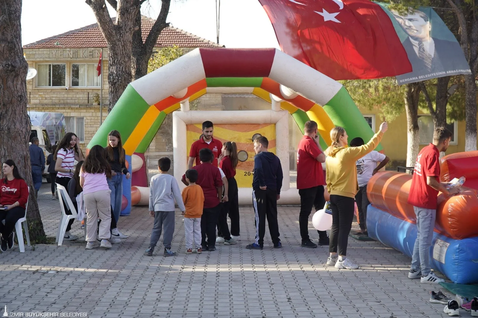 İzmir Büyükşehir Belediyesi'nin "Cumhuriyet Her Yerde" sloganıyla düzenlediği 29 Ekim Cumhuriyet Bayramı etkinlikleri, Bergama Yenikent Mahallesi'nde yoğun katılımla gerçekleşti.